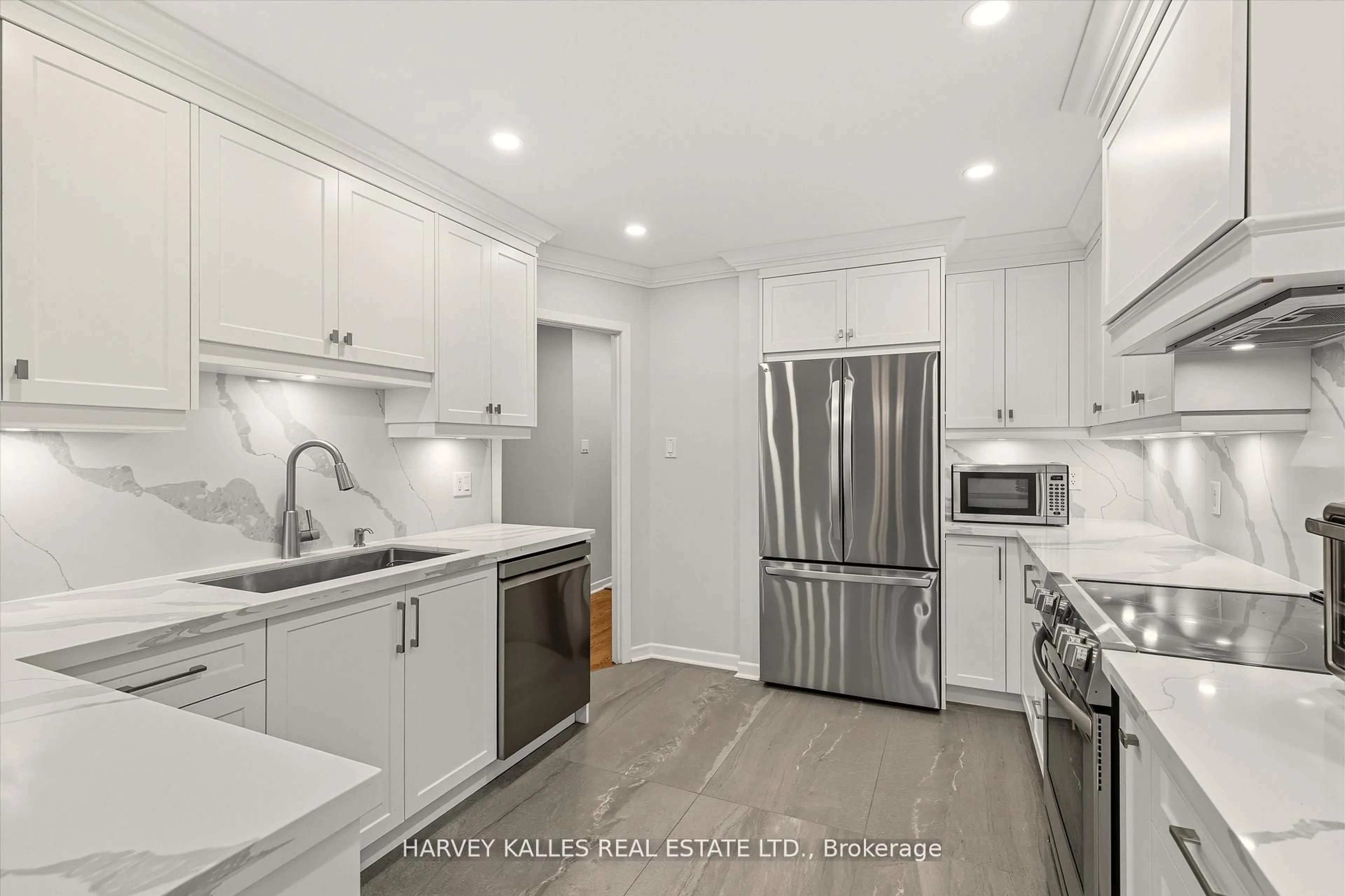 Open concept kitchen, ceramic/tile floor for 18 Farmstead Rd, Toronto Ontario M2L 2G2