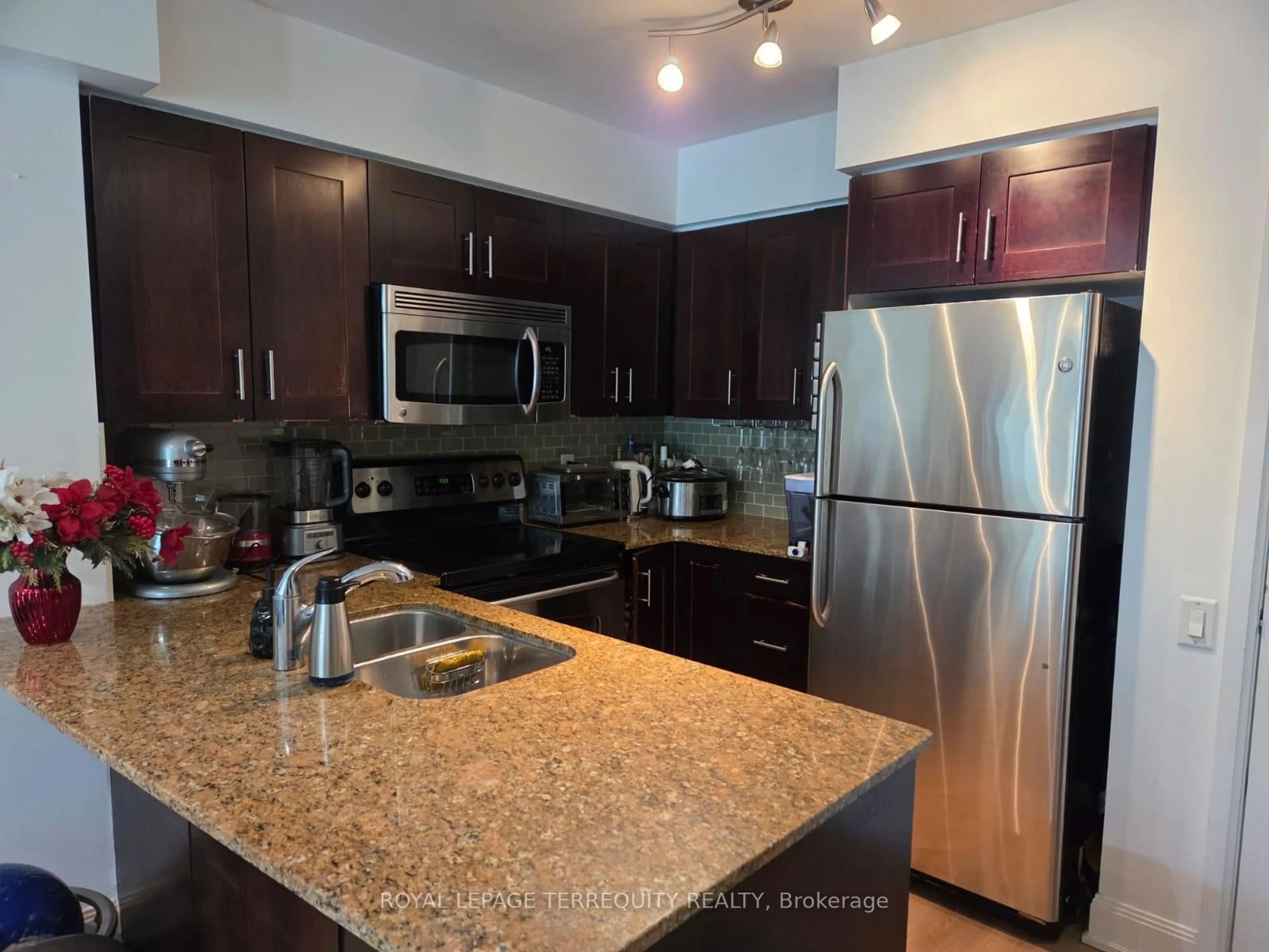 Standard kitchen, ceramic/tile floor for 2181 Yonge St #1512, Toronto Ontario M4S 3H7