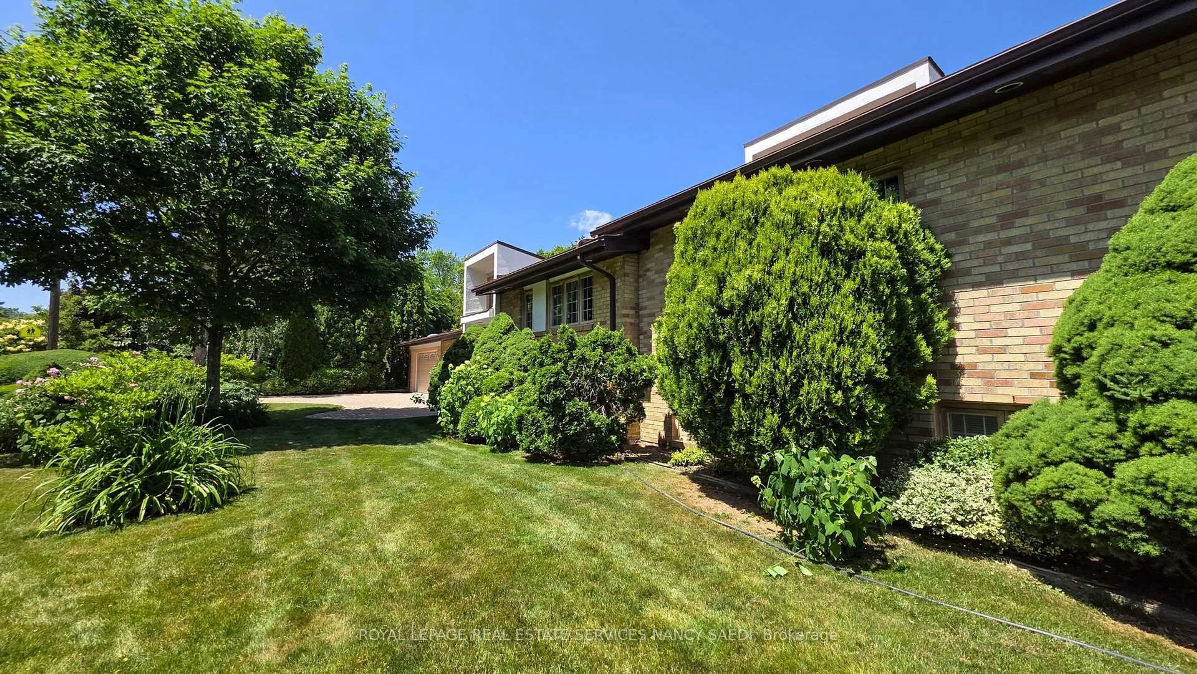 A pic from outside/outdoor area/front of a property/back of a property/a pic from drone, street for 21 Banbury Rd, Toronto Ontario M3B 2K5