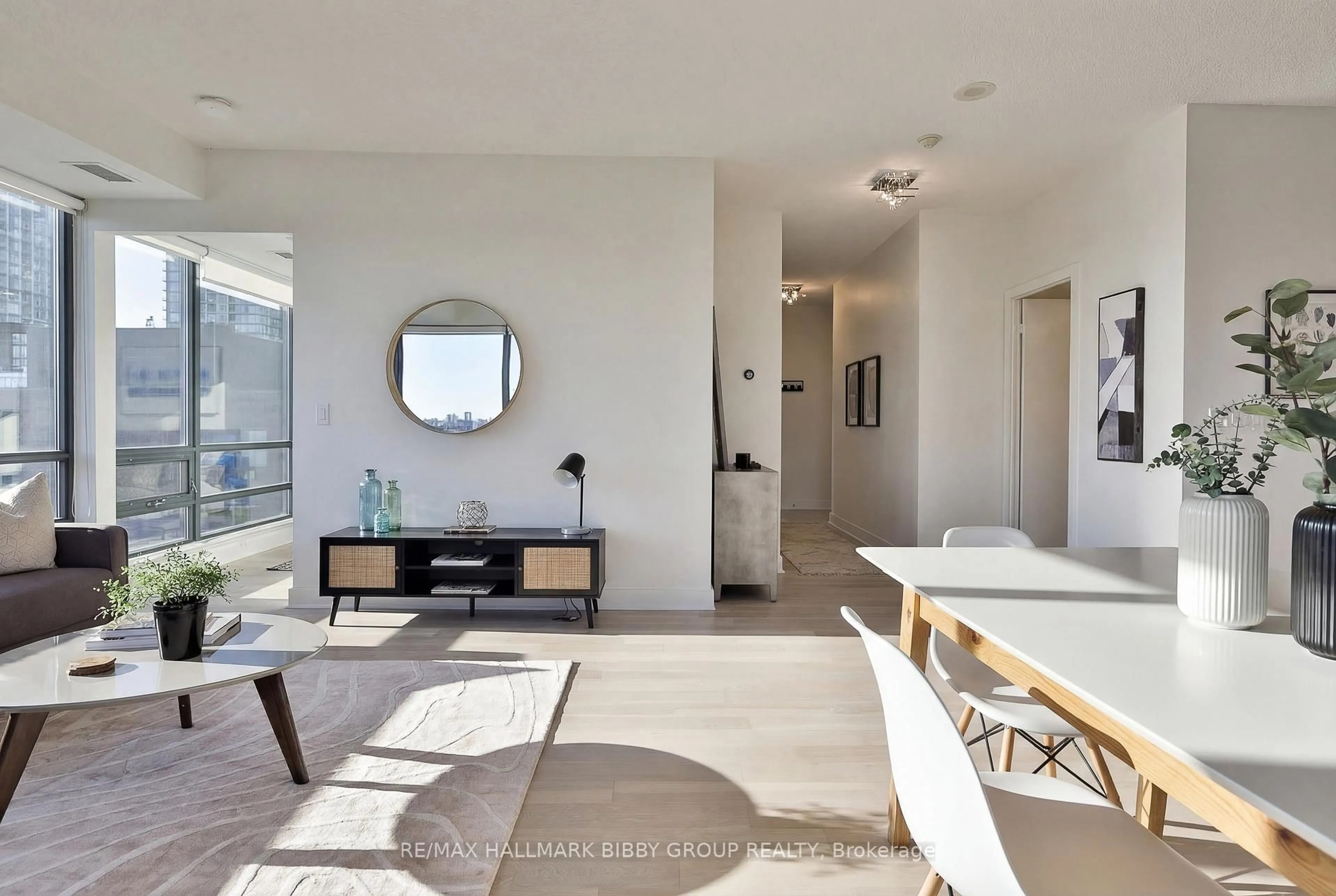 Contemporary bathroom, ceramic/tile floor for 438 King St #1704, Toronto Ontario M5V 3T9