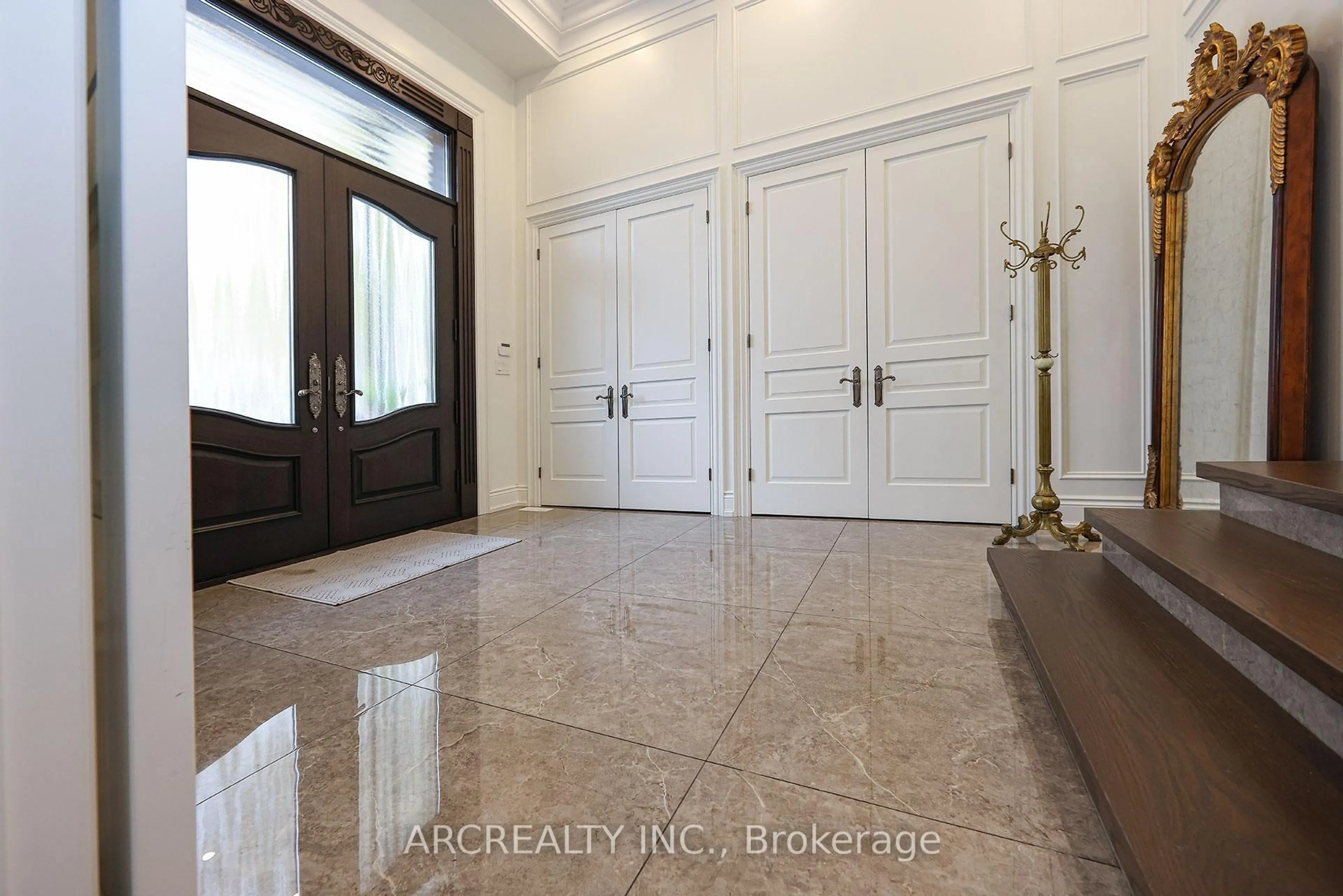 Indoor foyer for 188 Alfred Ave, Toronto Ontario M2N 3J4