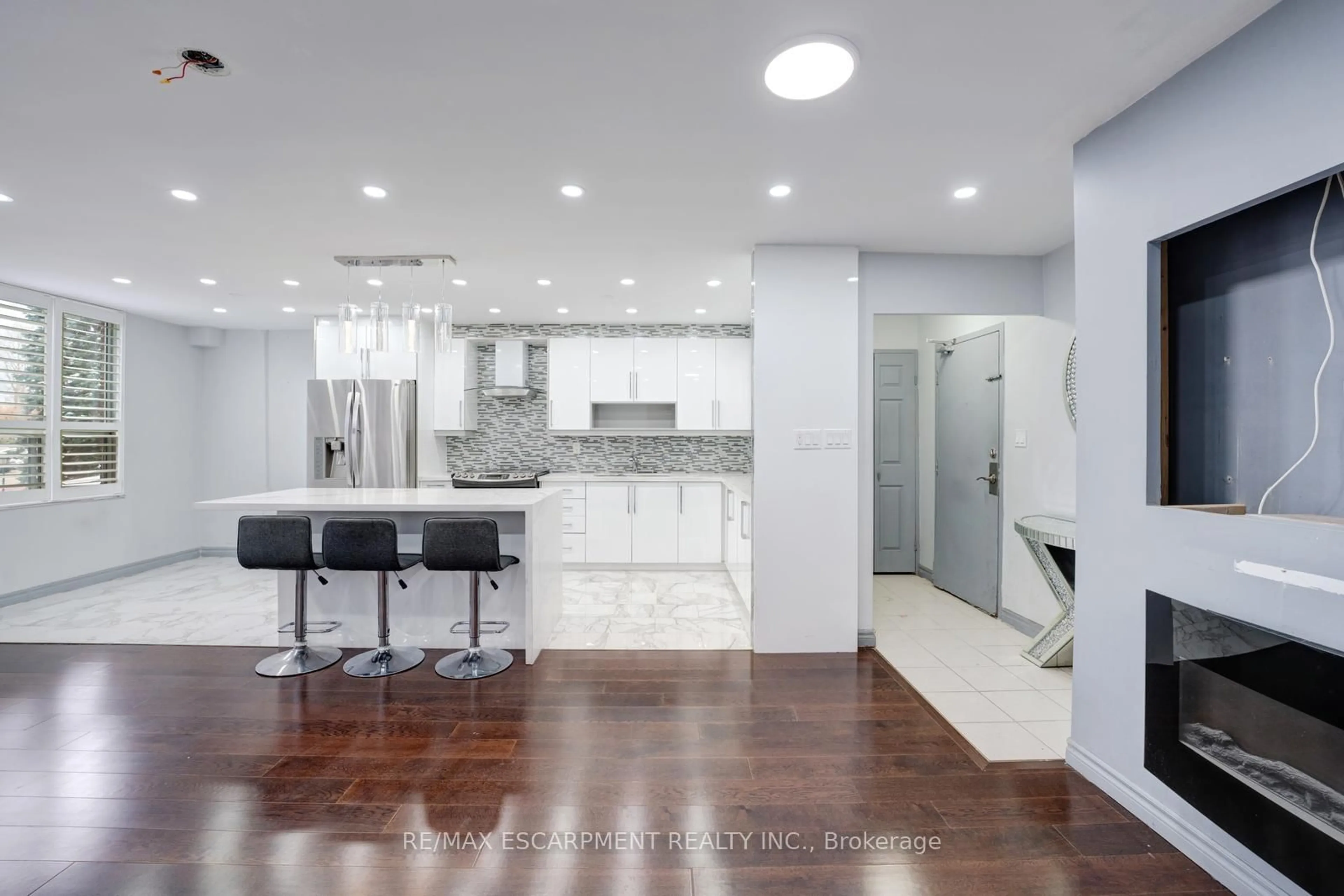Open concept kitchen, ceramic/tile floor for 10 Edgecliff Gfwy #206, Toronto Ontario M3C 3A3