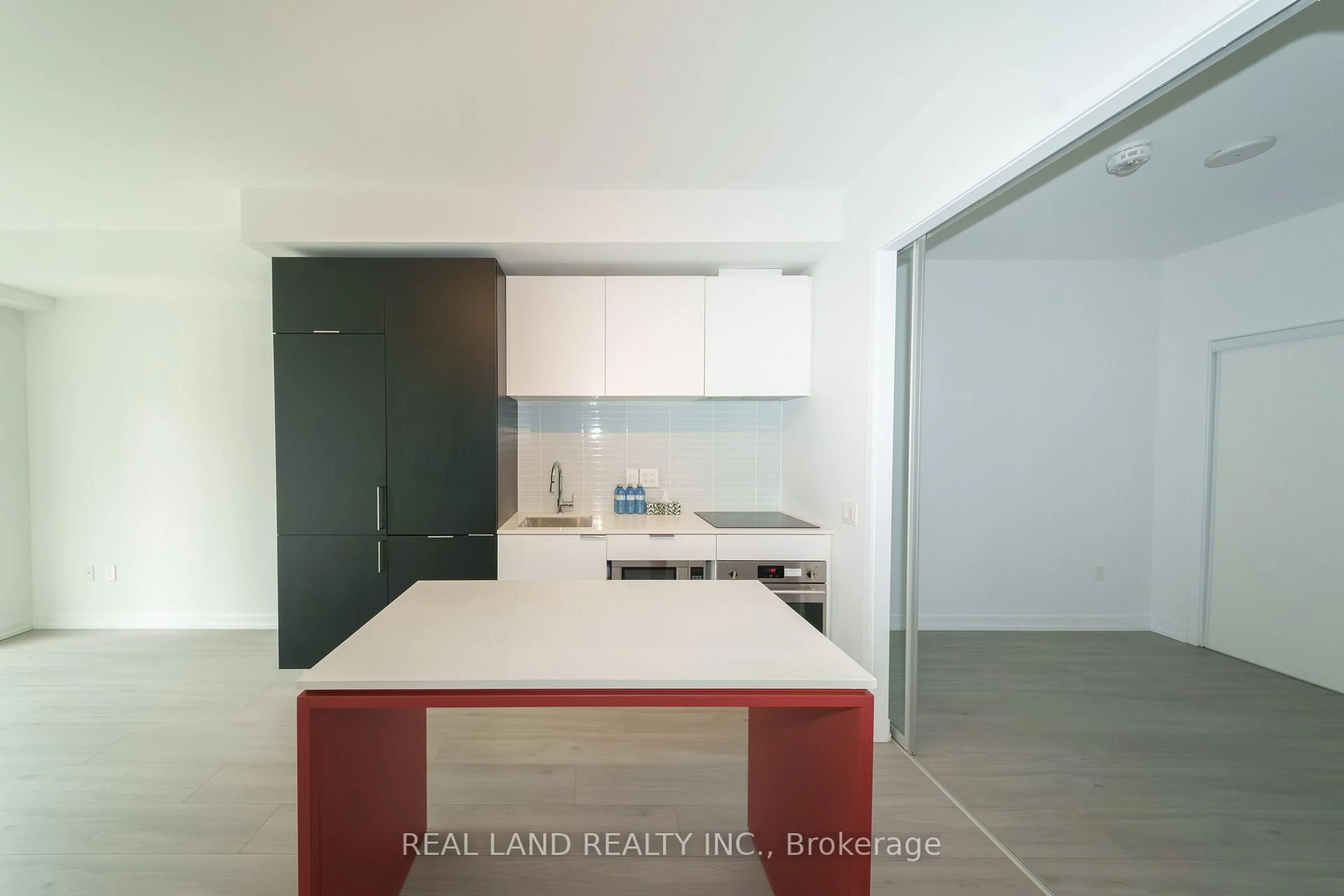 Standard kitchen, unknown for 33 Helendale Ave #814, Toronto Ontario M4R 0A4