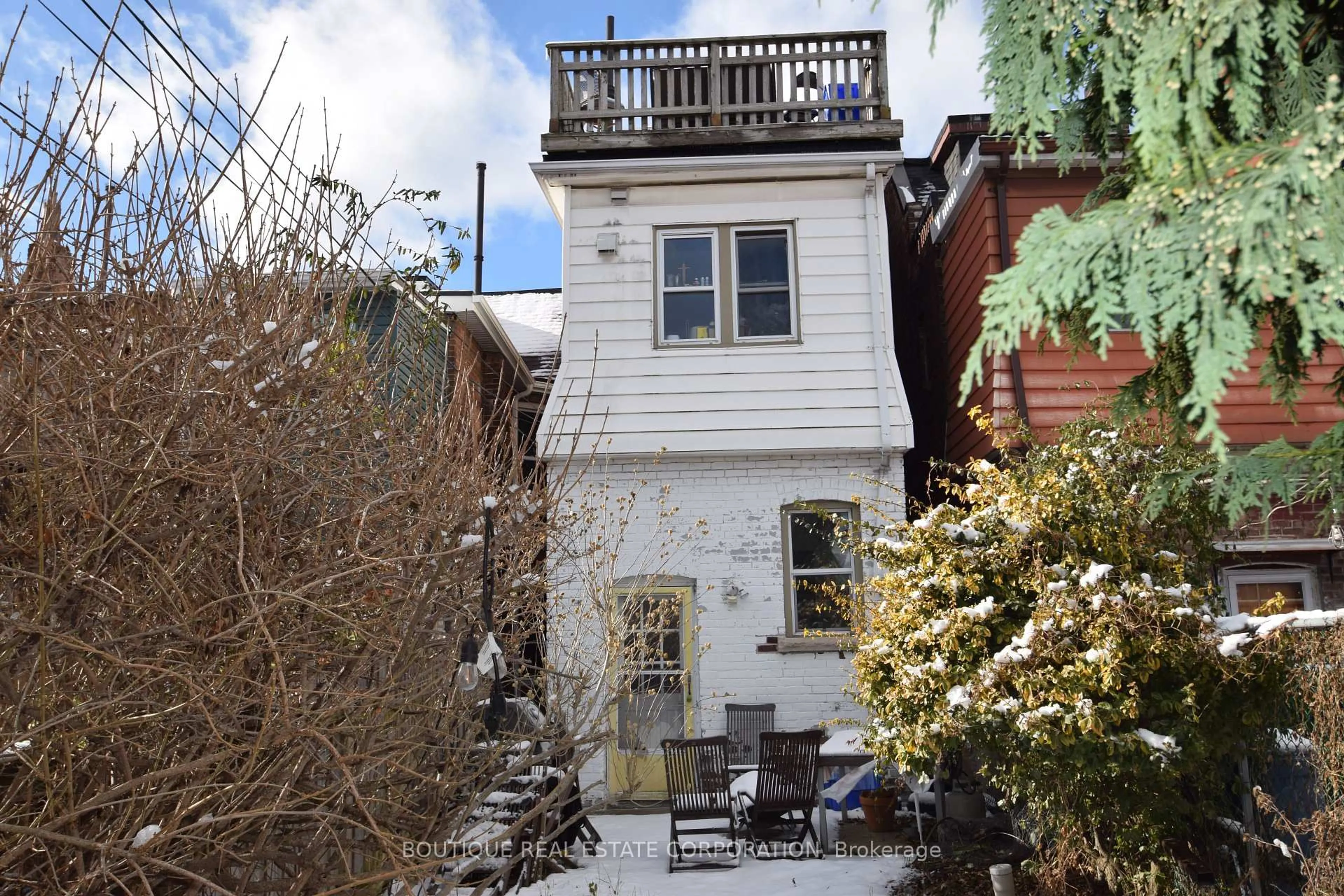 A pic from outside/outdoor area/front of a property/back of a property/a pic from drone, street for 257 Concord Ave, Toronto Ontario M6H 2P4