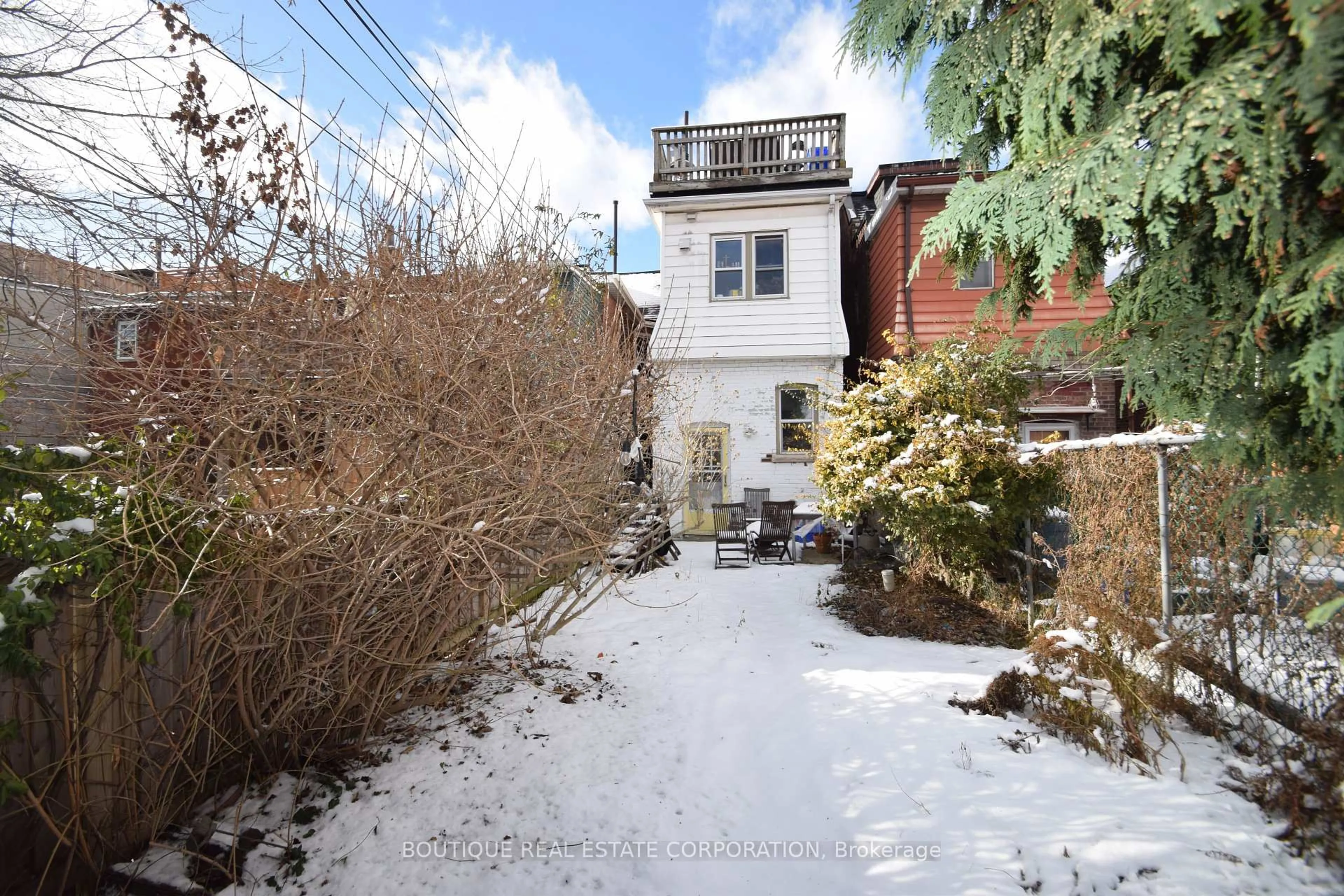 A pic from outside/outdoor area/front of a property/back of a property/a pic from drone, street for 257 Concord Ave, Toronto Ontario M6H 2P4