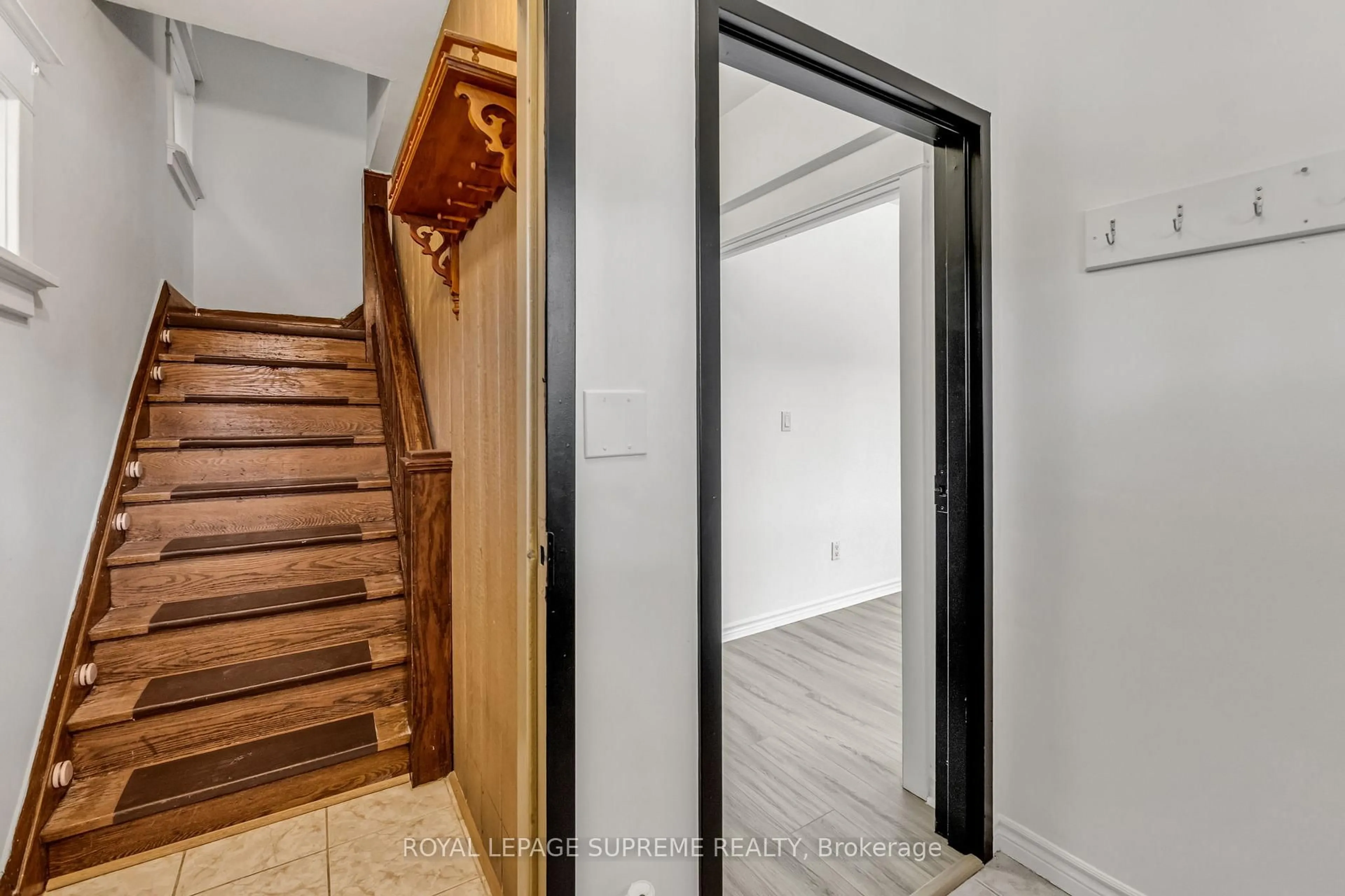 Indoor entryway for 1837 Dufferin St, Toronto Ontario M6E 3P5