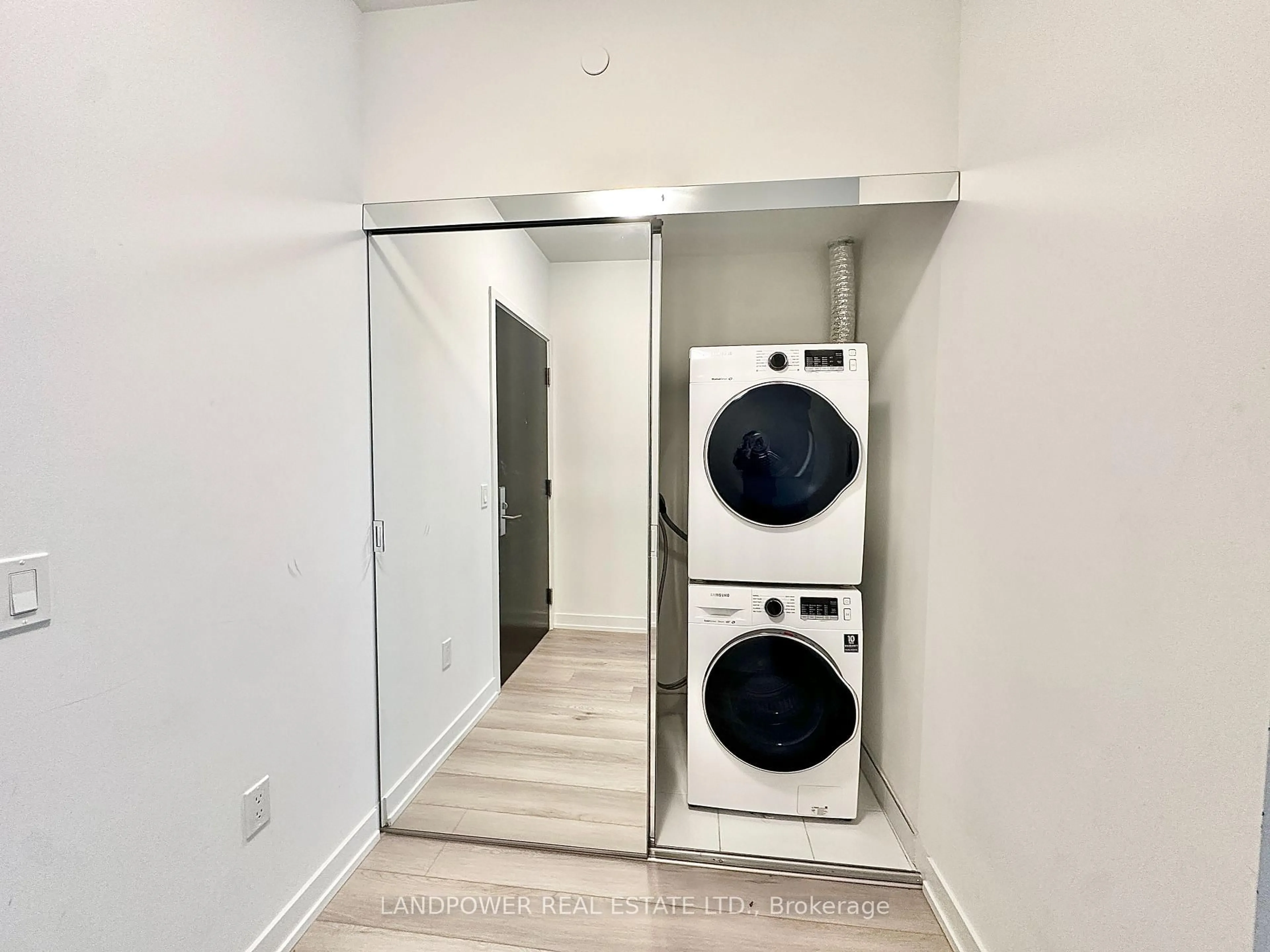 Laundry room for 158 Front St #605, Toronto Ontario M5A 0K9