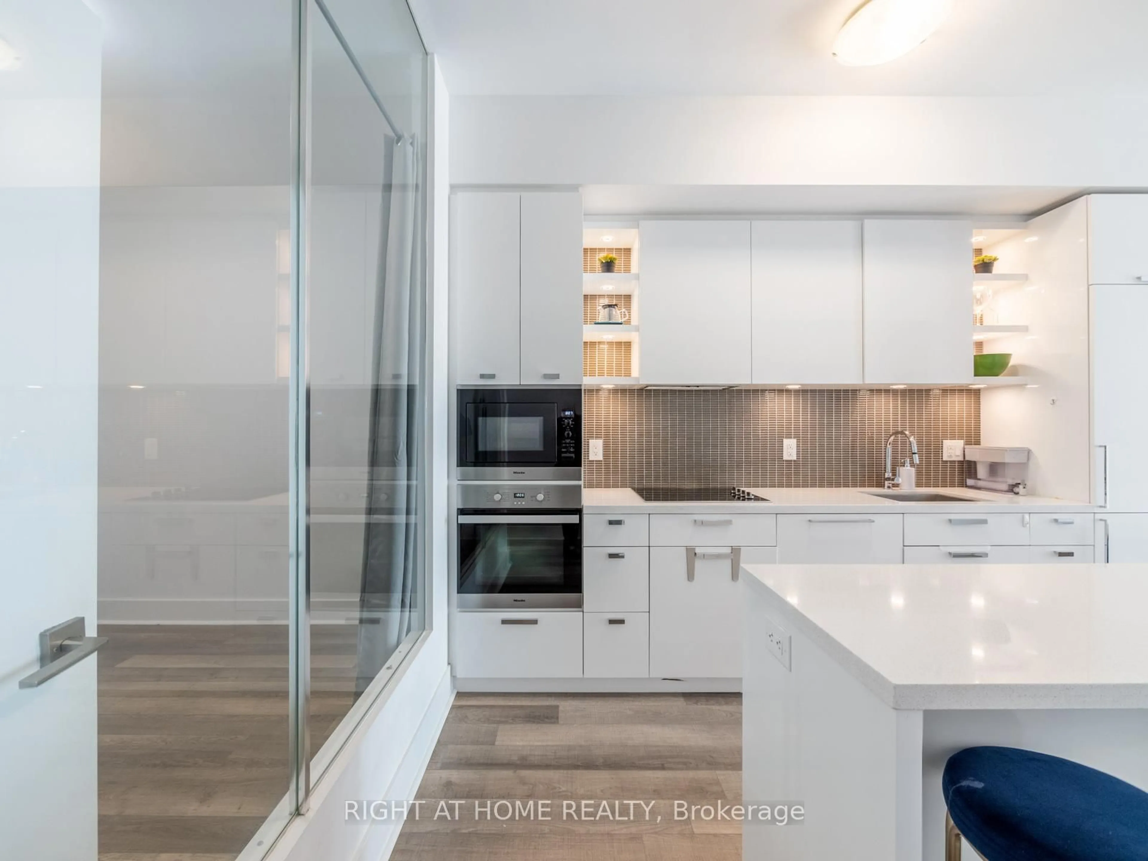 Contemporary kitchen, unknown for 32 Davenport Rd #706, Toronto Ontario M5R 0B5