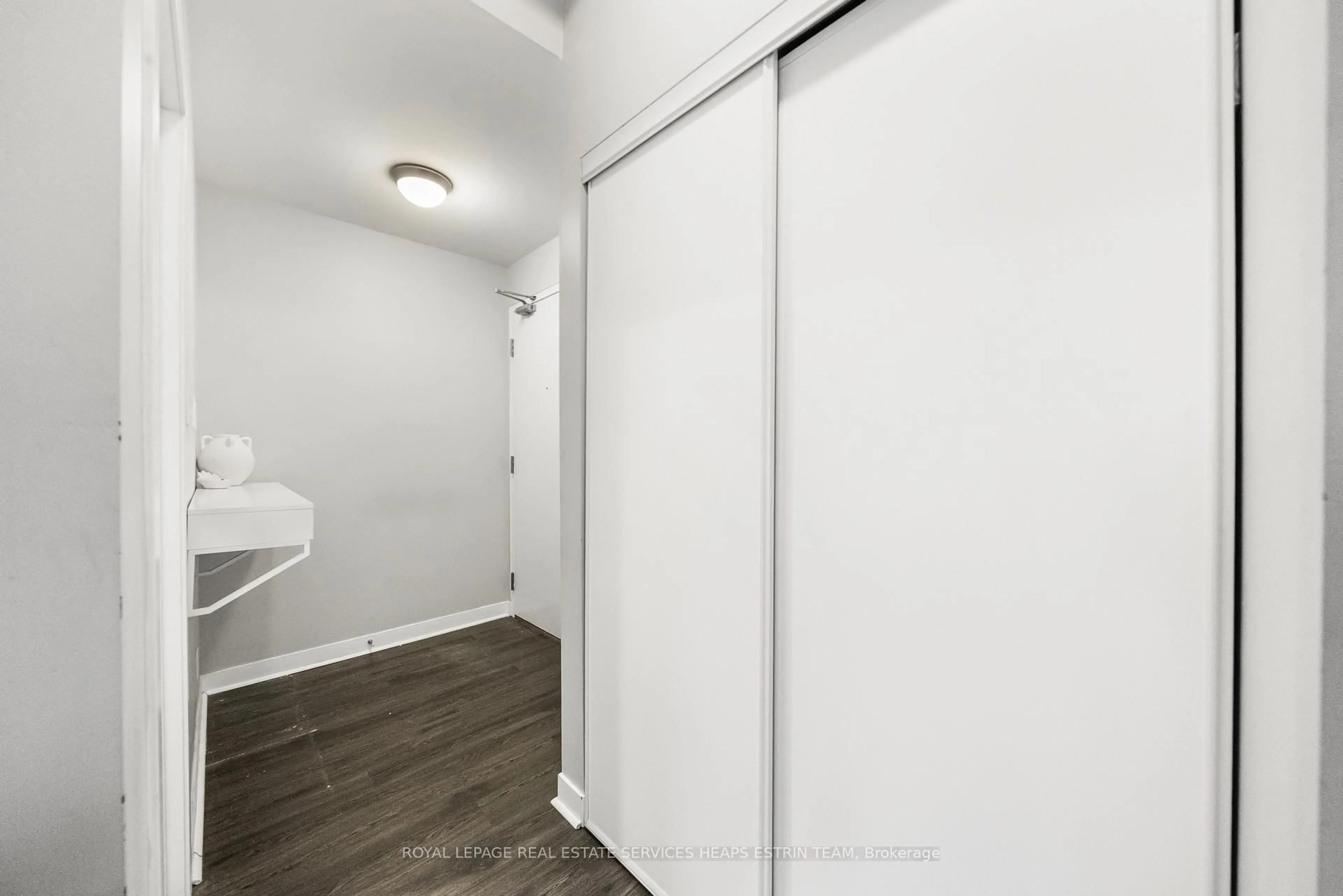 A pic of a room for 127 Queen St #201, Toronto Ontario M5C 1S3