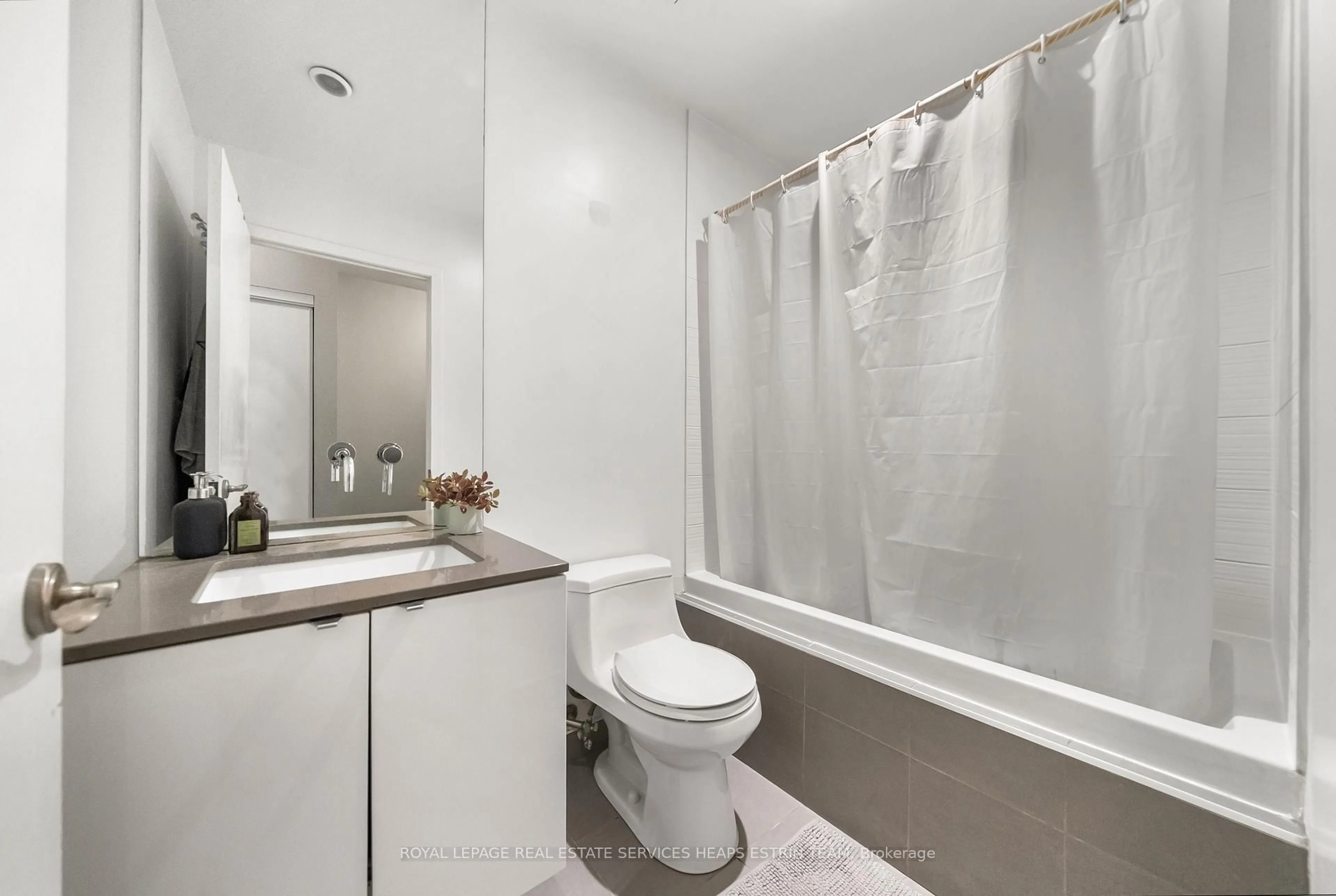 Standard bathroom, unknown for 127 Queen St #201, Toronto Ontario M5C 1S3