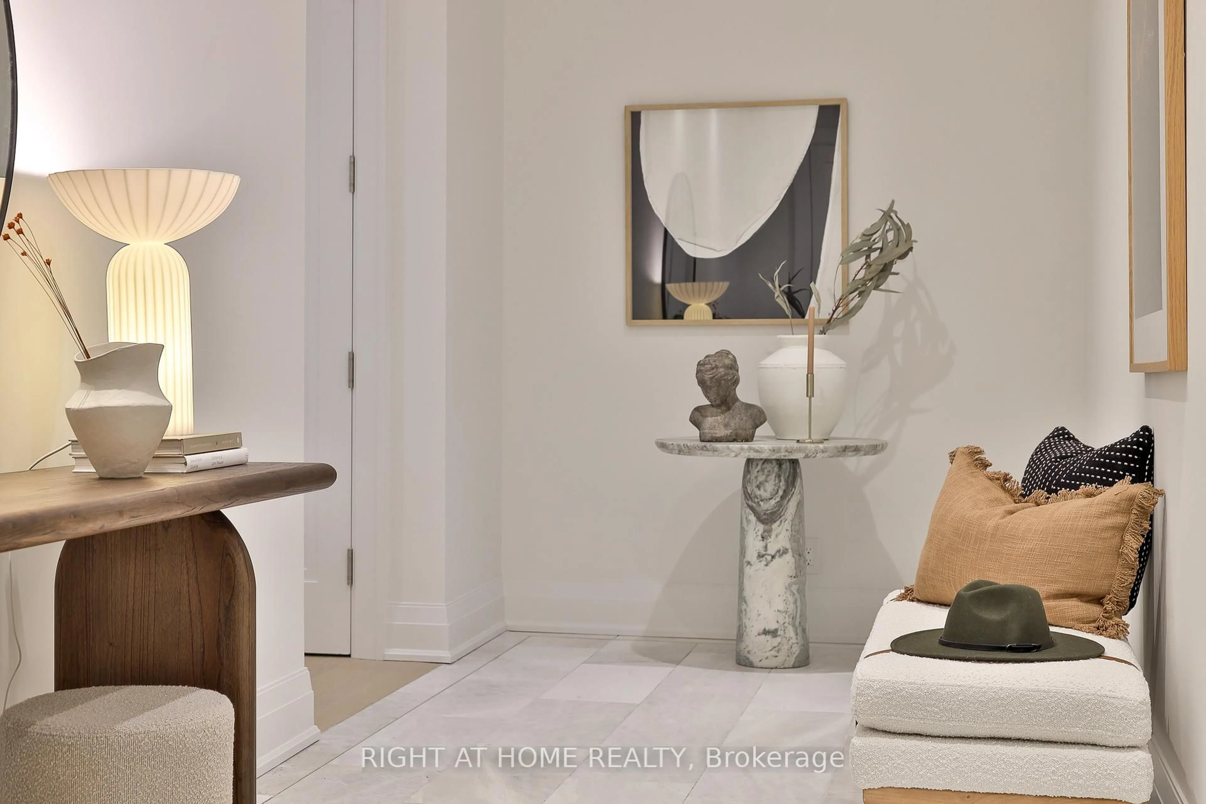 Indoor entryway for 10 Prince Arthur Ave #302, Toronto Ontario M5R 1A9