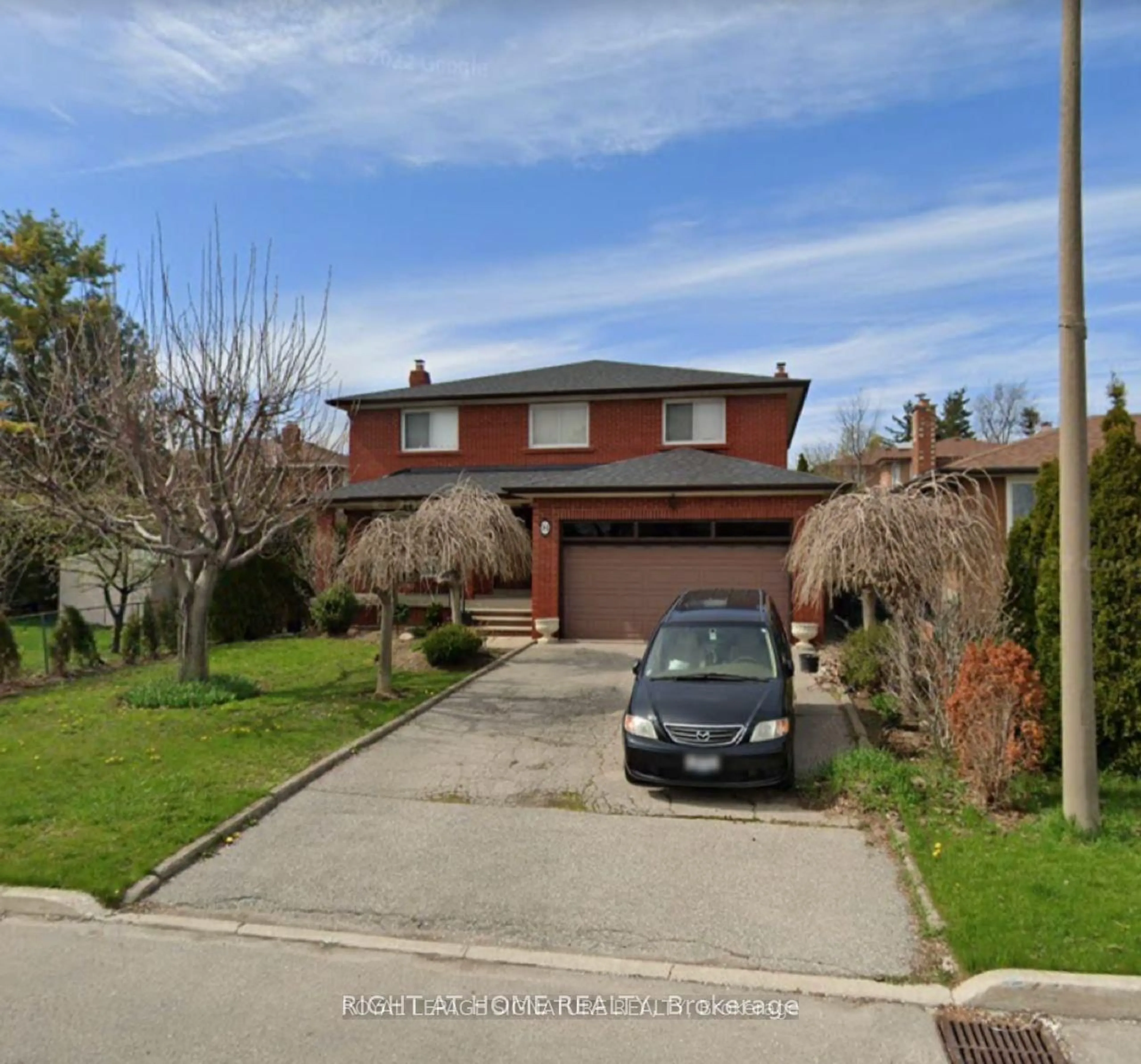 A pic from outside/outdoor area/front of a property/back of a property/a pic from drone, street for 94 Madawaska Ave, Toronto Ontario M2M 2R4