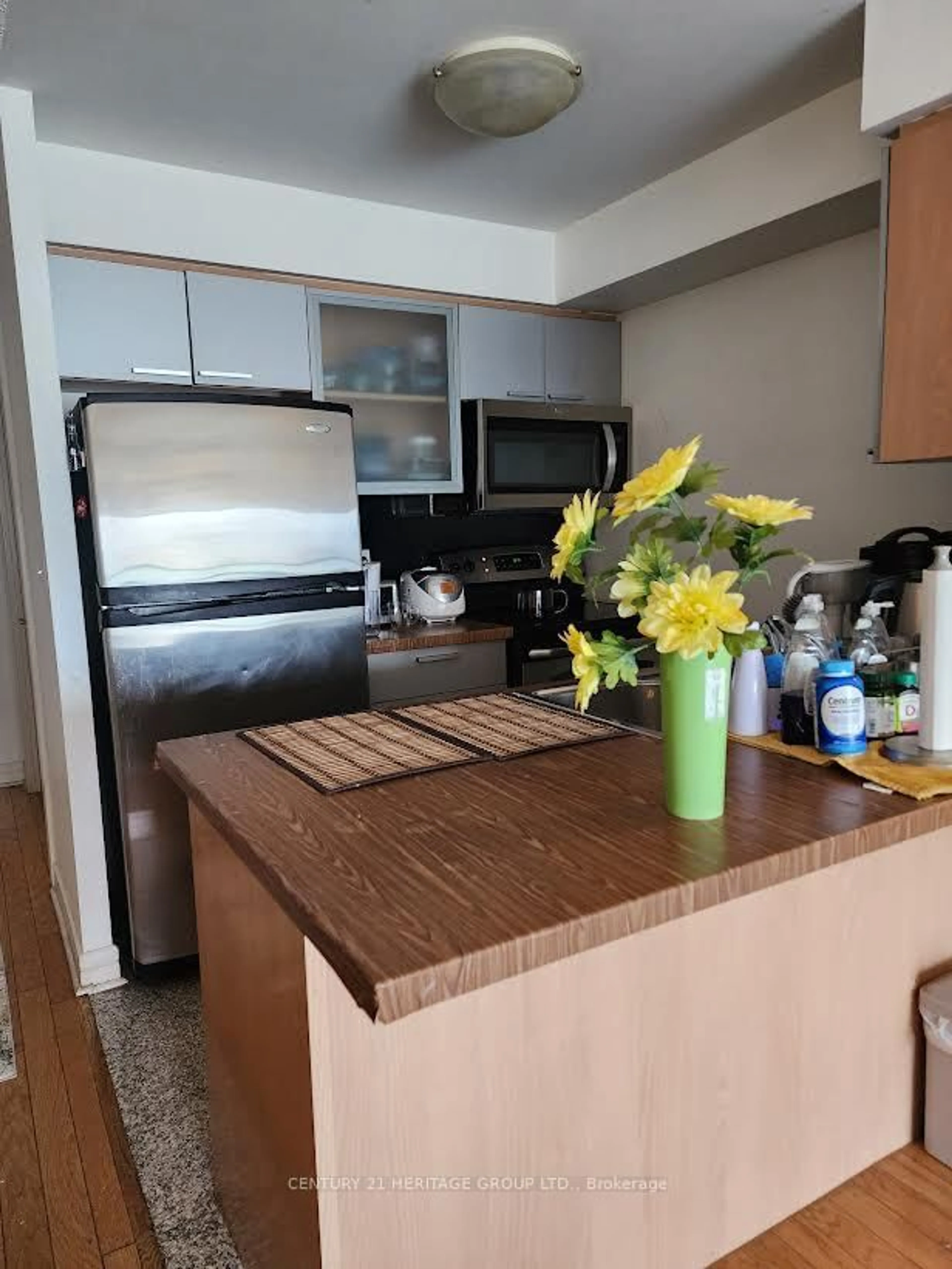 Standard kitchen, unknown for 16 Harrison Garden Blvd #LPH12, Toronto Ontario M2N 7J6