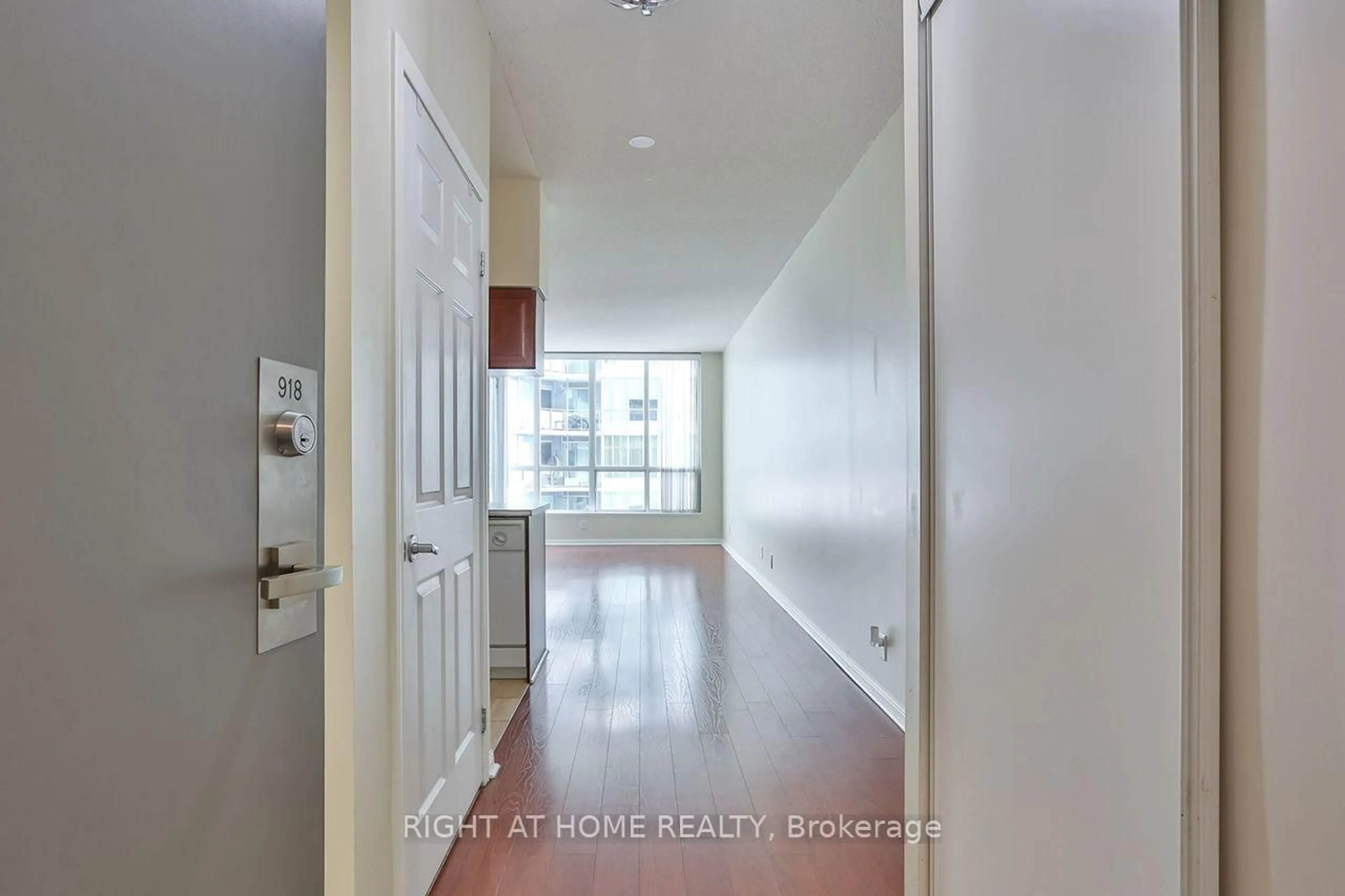 Indoor entryway for 230 Queens Quay #918, Toronto Ontario M5J 2Y7