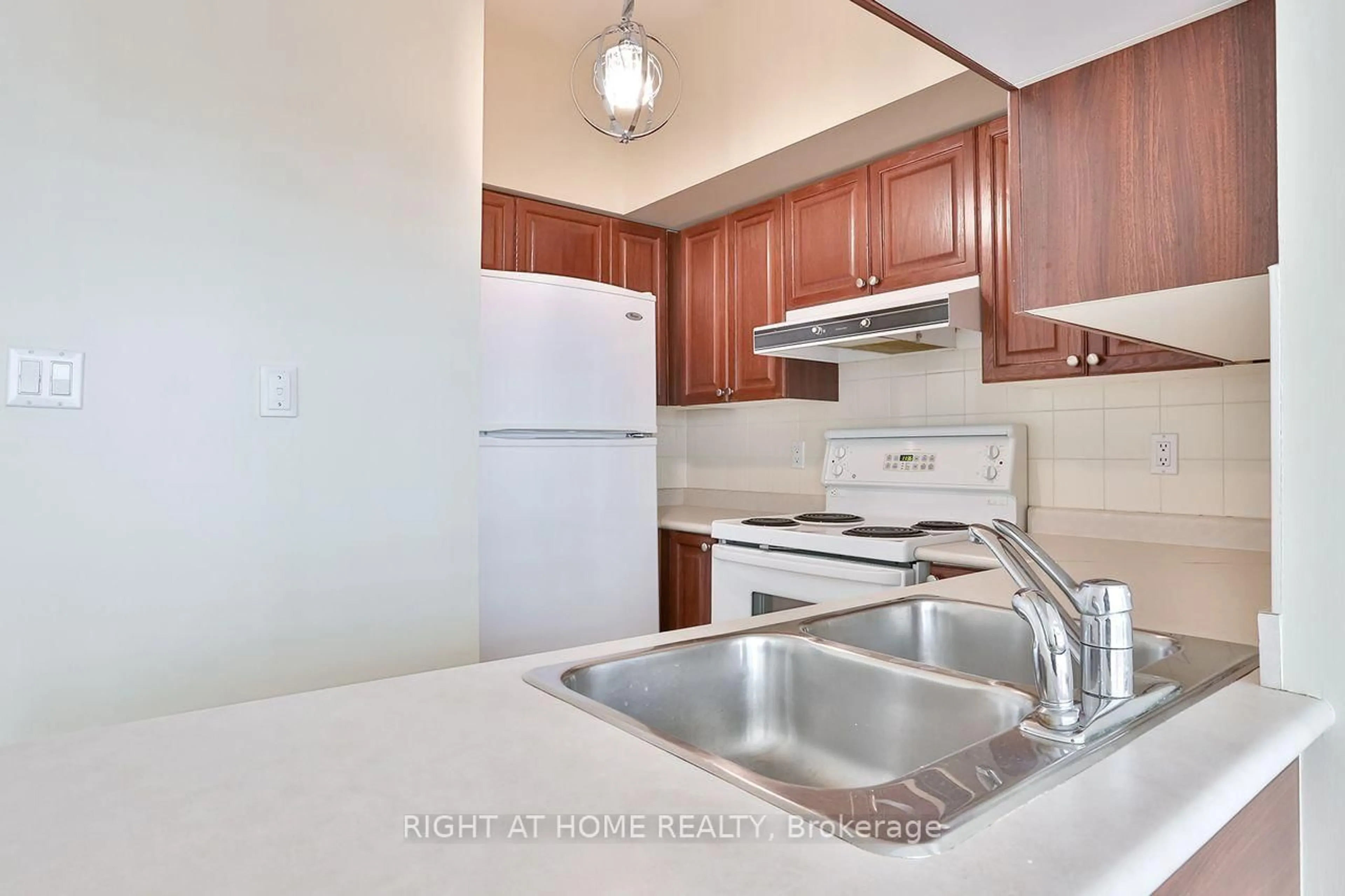 Standard kitchen, unknown for 230 Queens Quay #918, Toronto Ontario M5J 2Y7