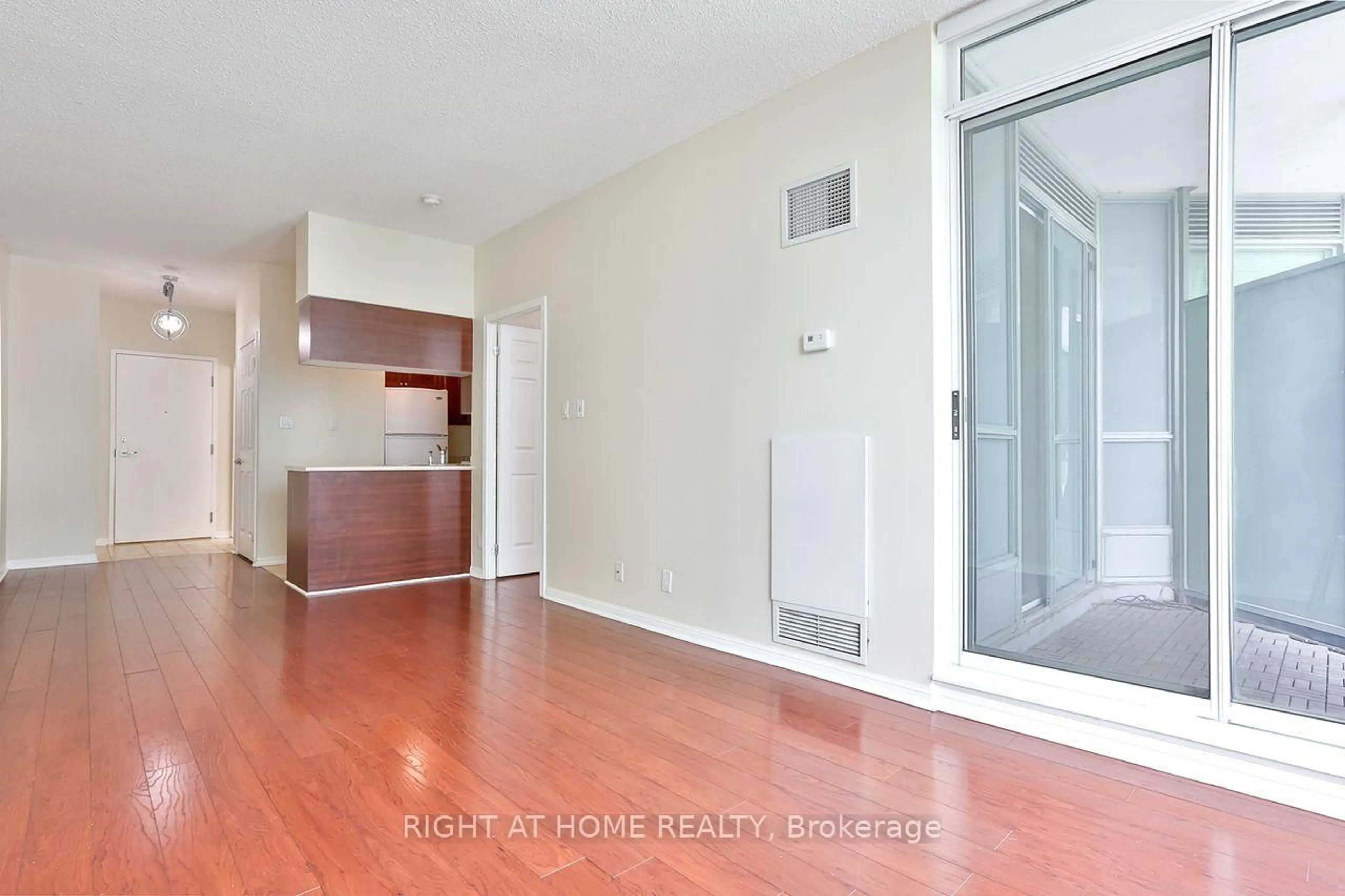 A pic of a room for 230 Queens Quay #918, Toronto Ontario M5J 2Y7
