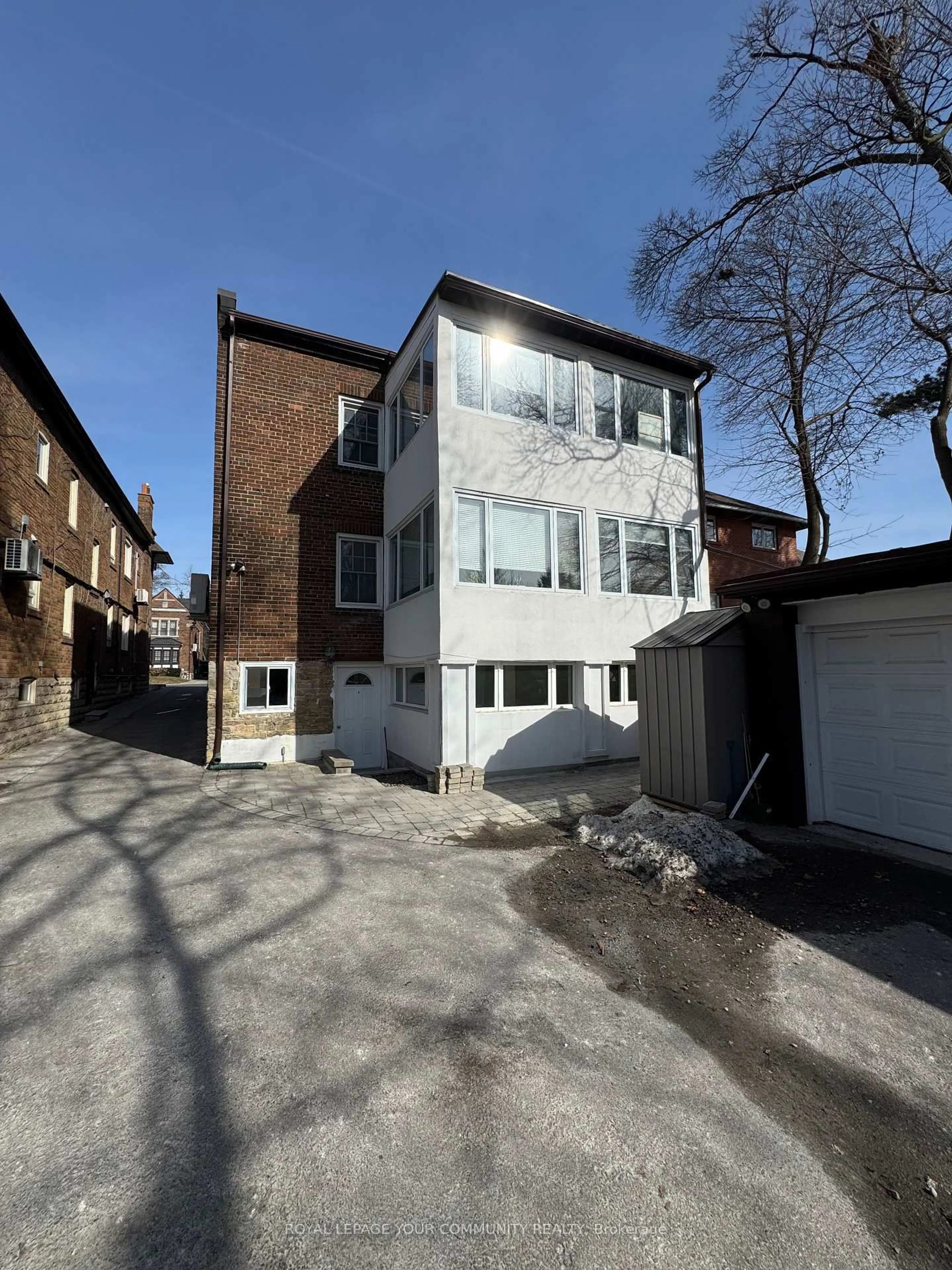 A pic from outside/outdoor area/front of a property/back of a property/a pic from drone, building for 179 St Clair Ave, Toronto Ontario M4T 1N9