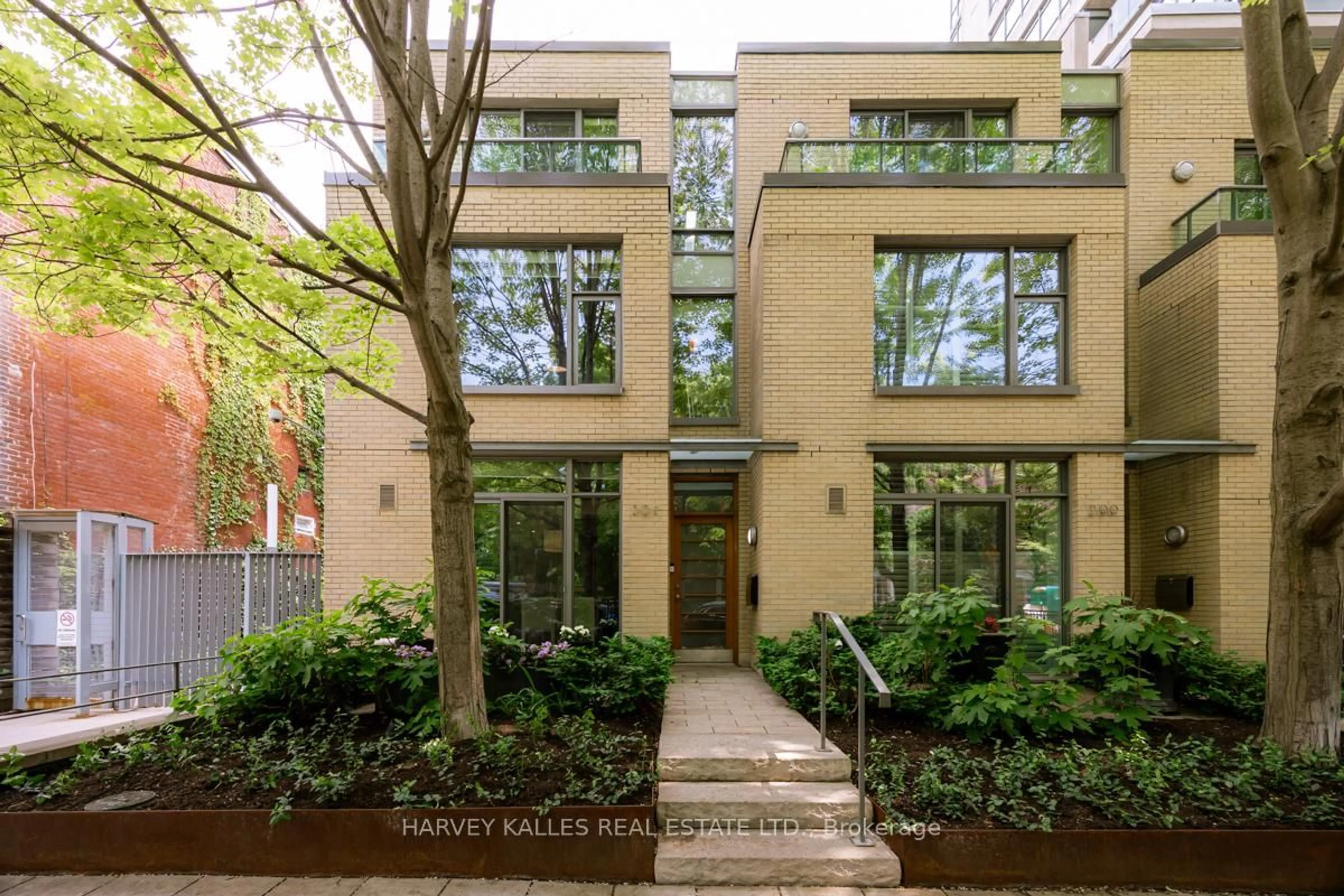 Home with brick exterior material, unknown for 301 Mutual St, Toronto Ontario M4Y 1X6