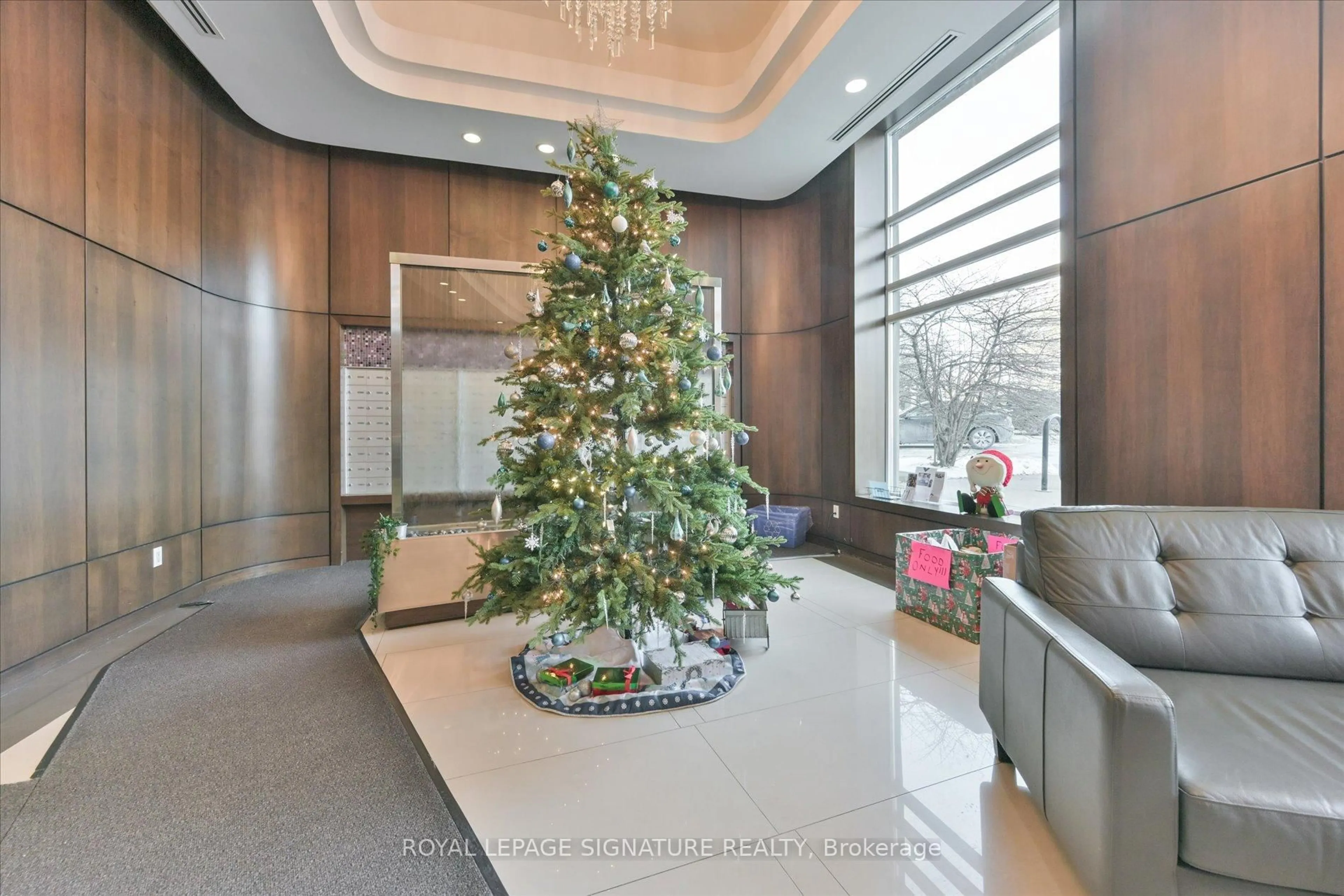Indoor foyer for 18 Valley Woods Rd #Ph306, Toronto Ontario M3A 0A1