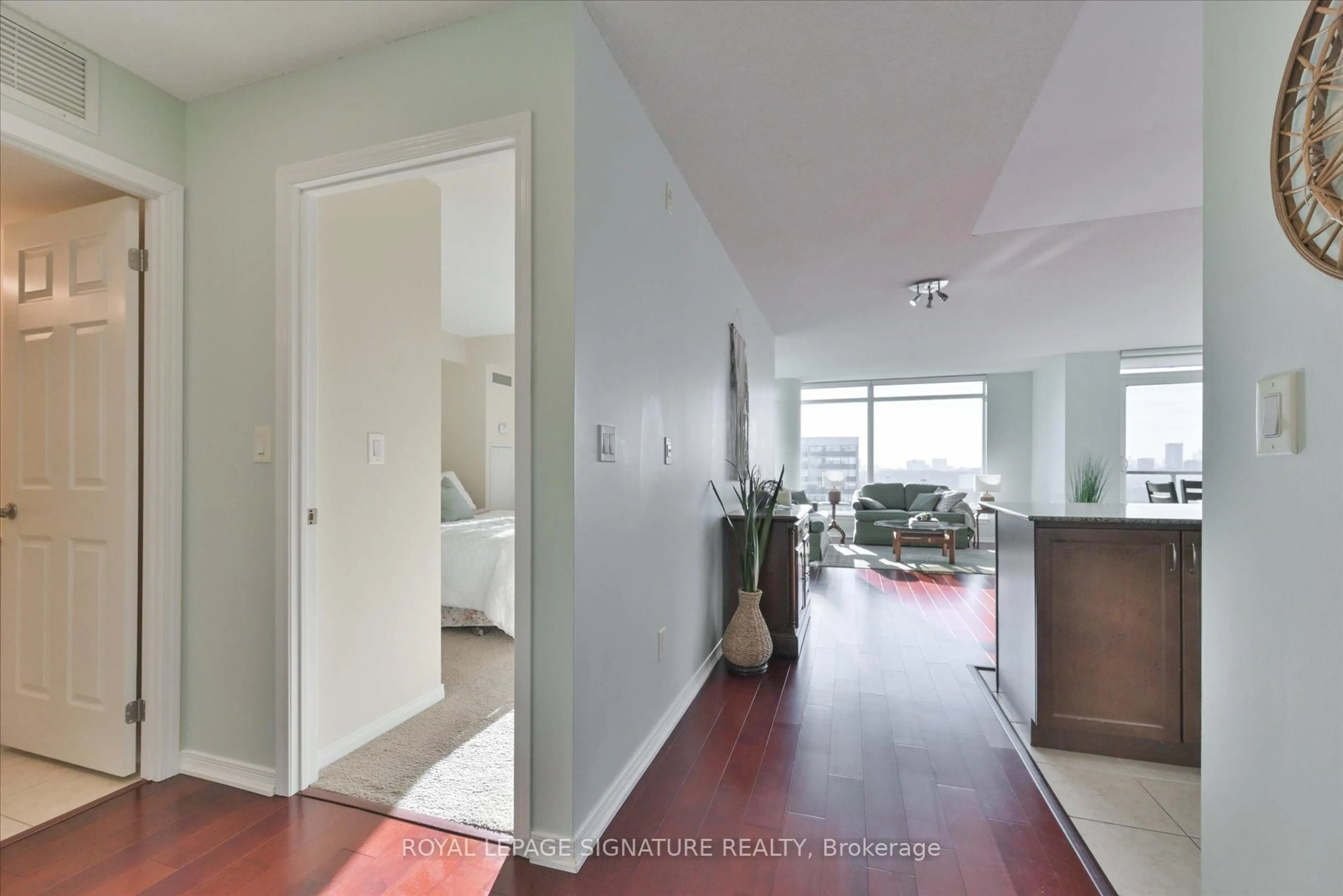 Indoor entryway for 18 Valley Woods Rd #Ph306, Toronto Ontario M3A 0A1