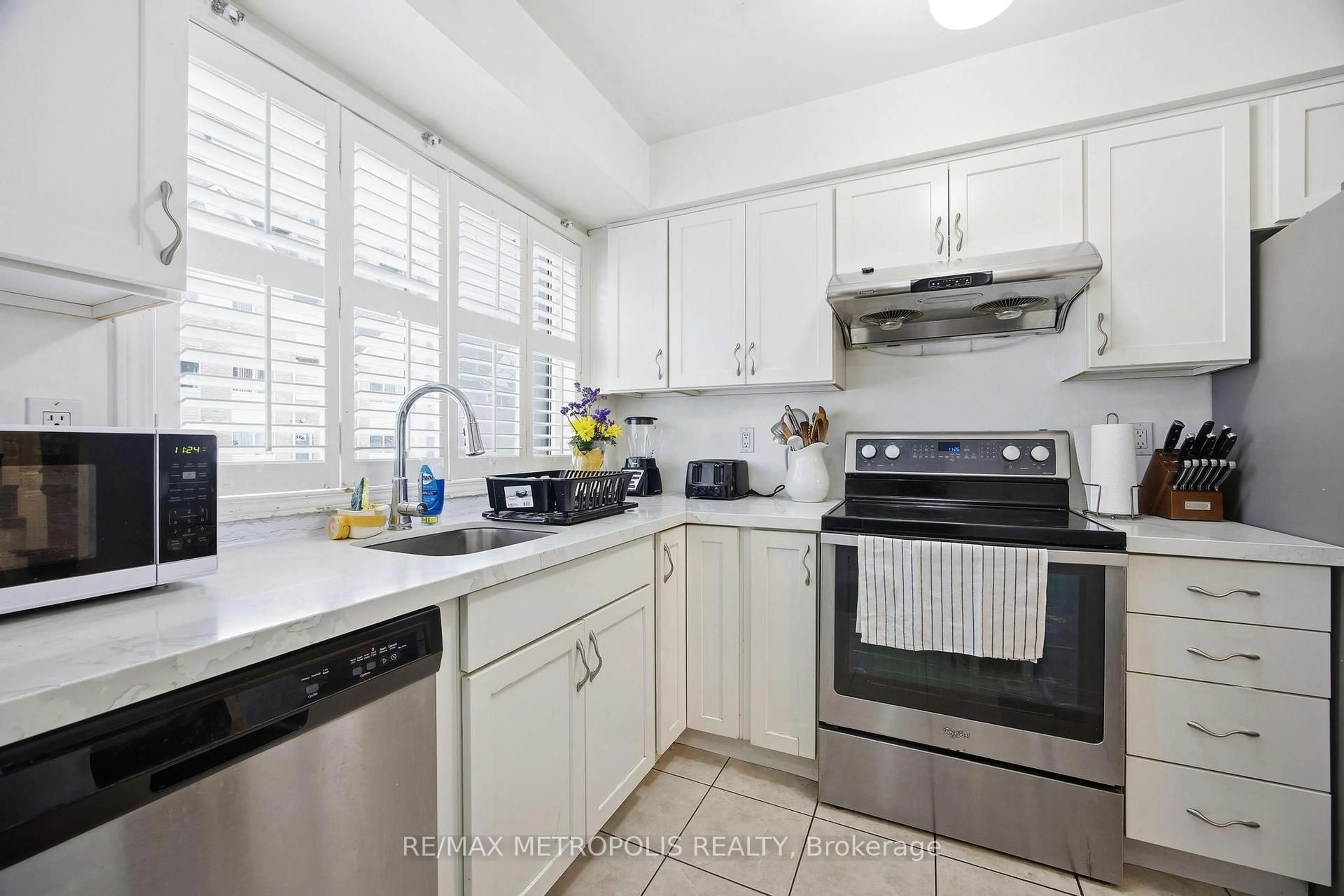 Standard kitchen, ceramic/tile floor for 21 Replin Rd #40, Toronto Ontario M6A 2M8