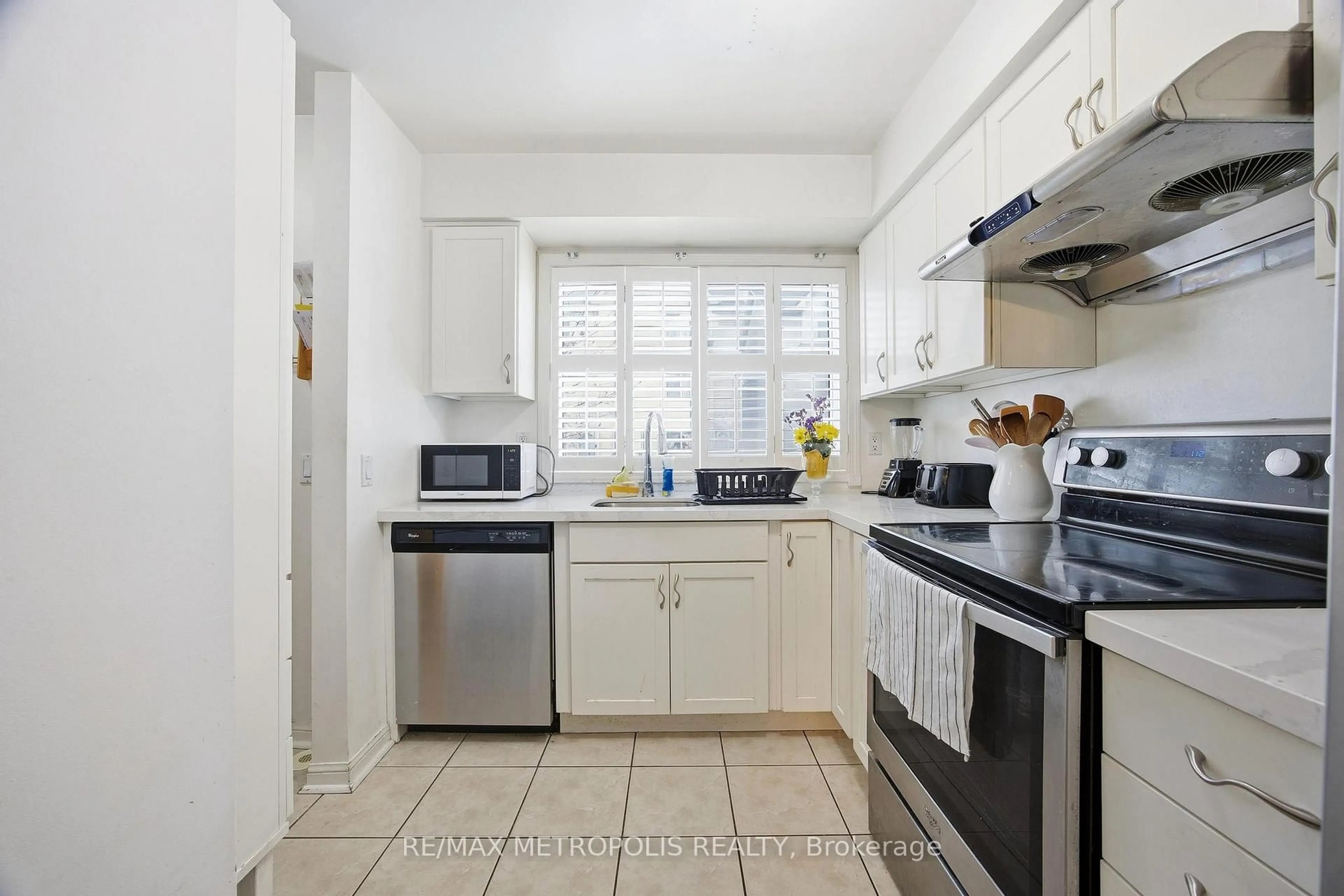 Standard kitchen, ceramic/tile floor for 21 Replin Rd #40, Toronto Ontario M6A 2M8