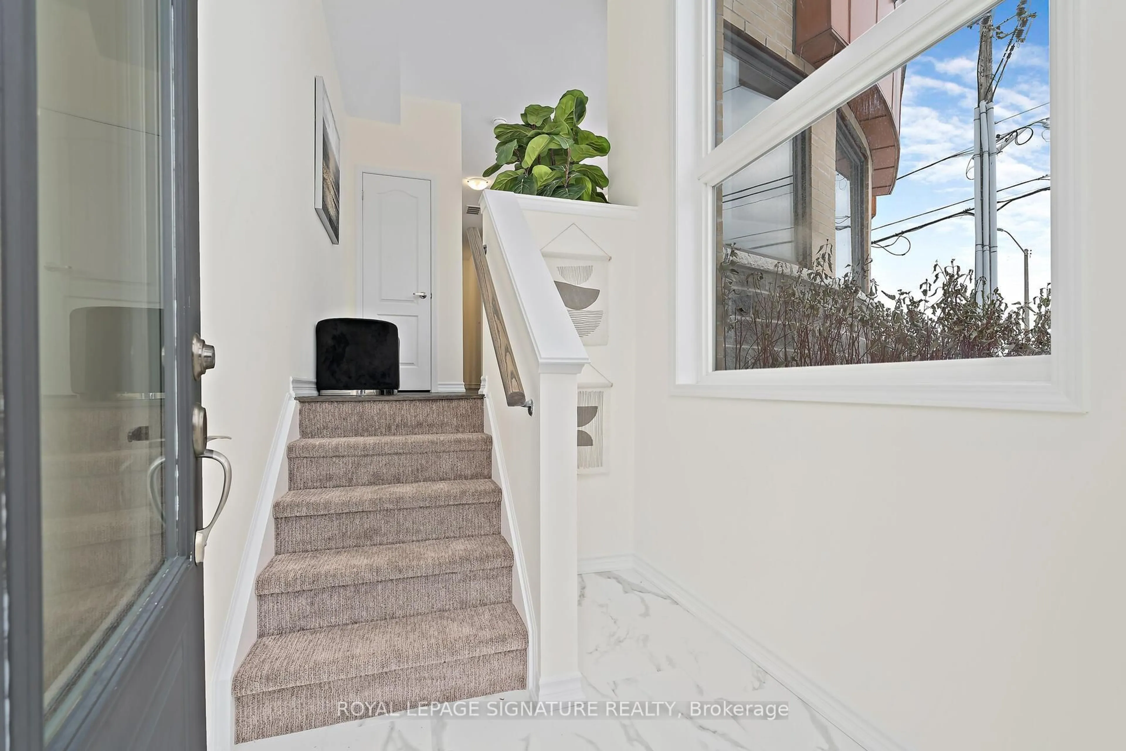 Indoor entryway for 2 Curlew Dr, Toronto Ontario M3A 0A8