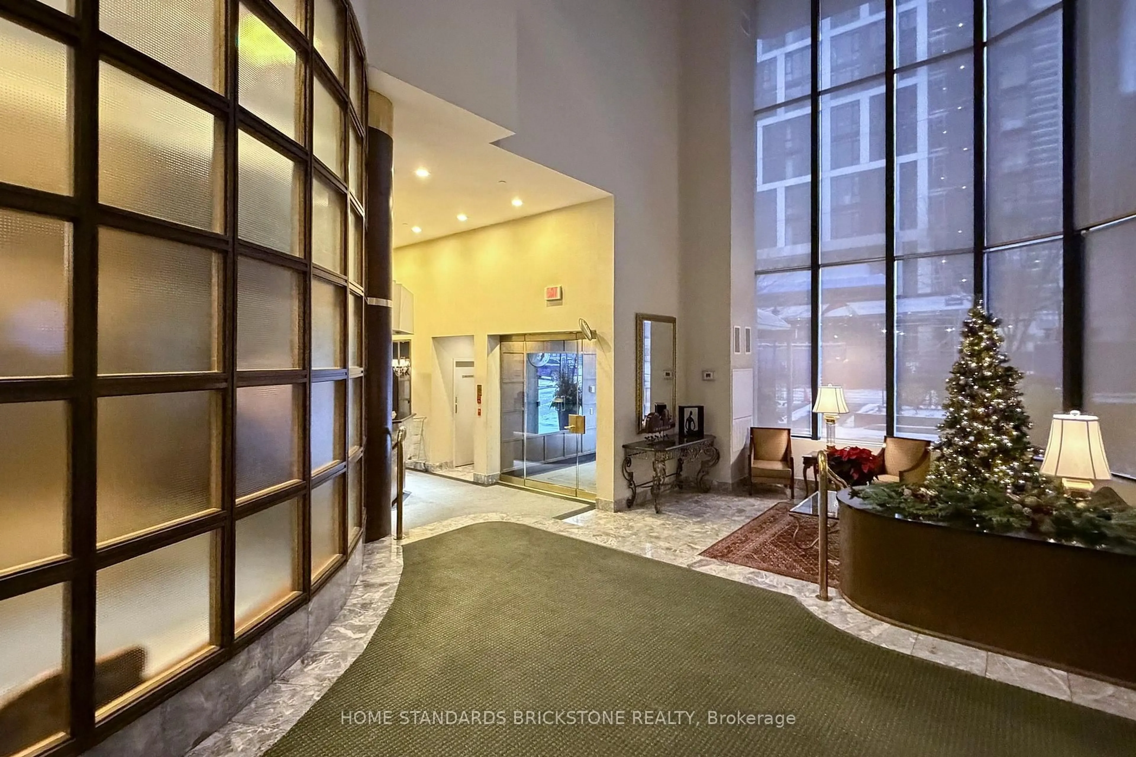 Indoor foyer for 40 Rosehill Ave #1001, Toronto Ontario M4T 1G5