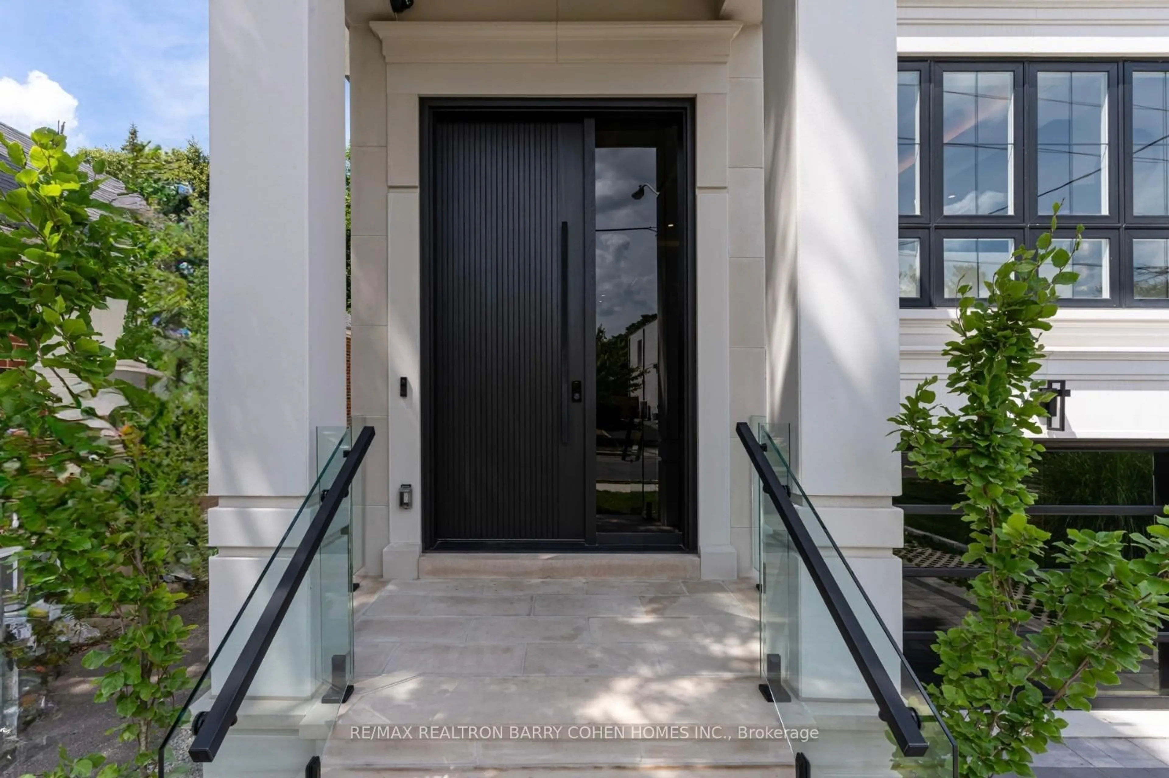 Indoor entryway for 594 Broadway Ave, Toronto Ontario M4G 2S5