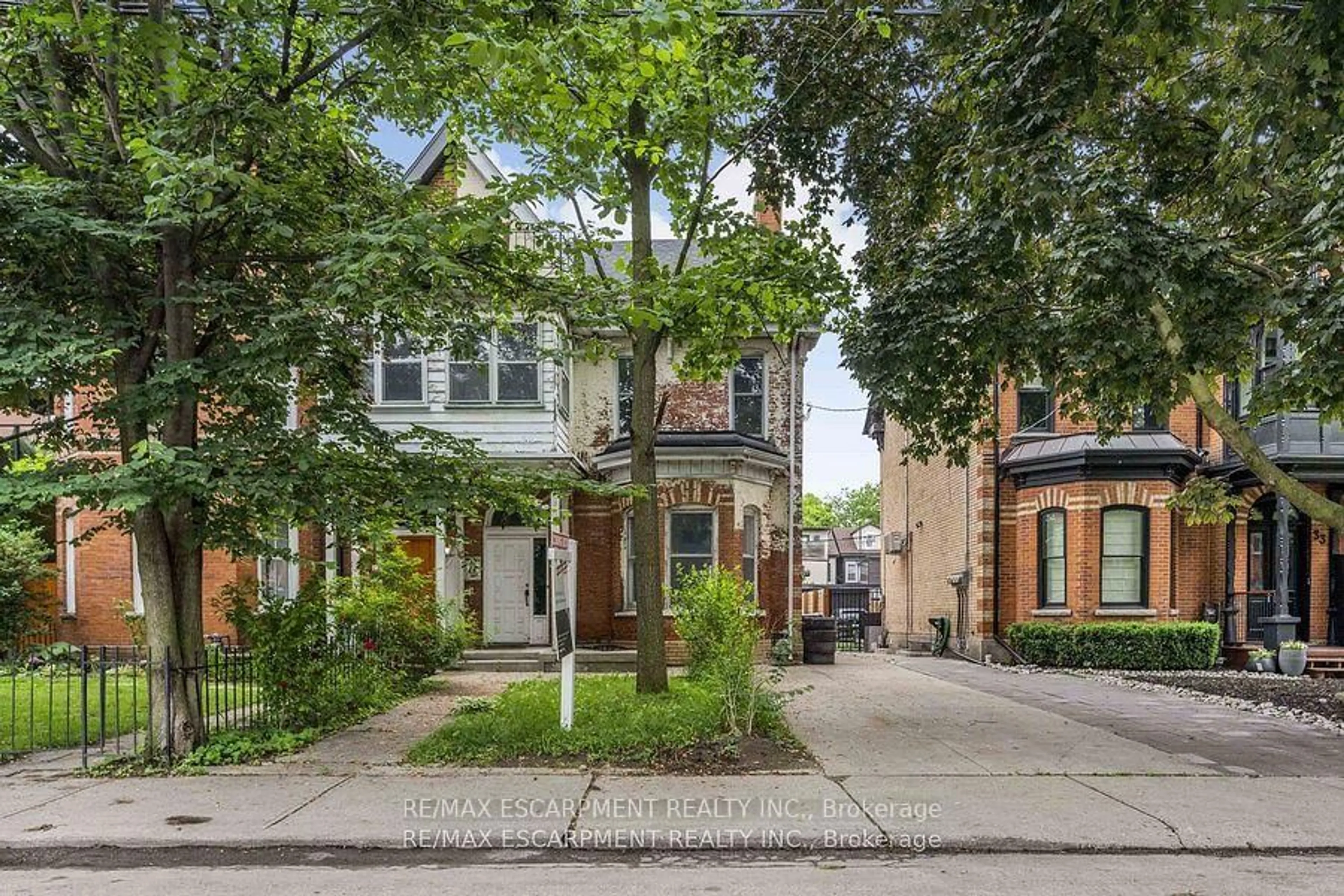 Home with brick exterior material, street for 35 Beaconsfield Ave #4, Toronto Ontario M6J 3J1