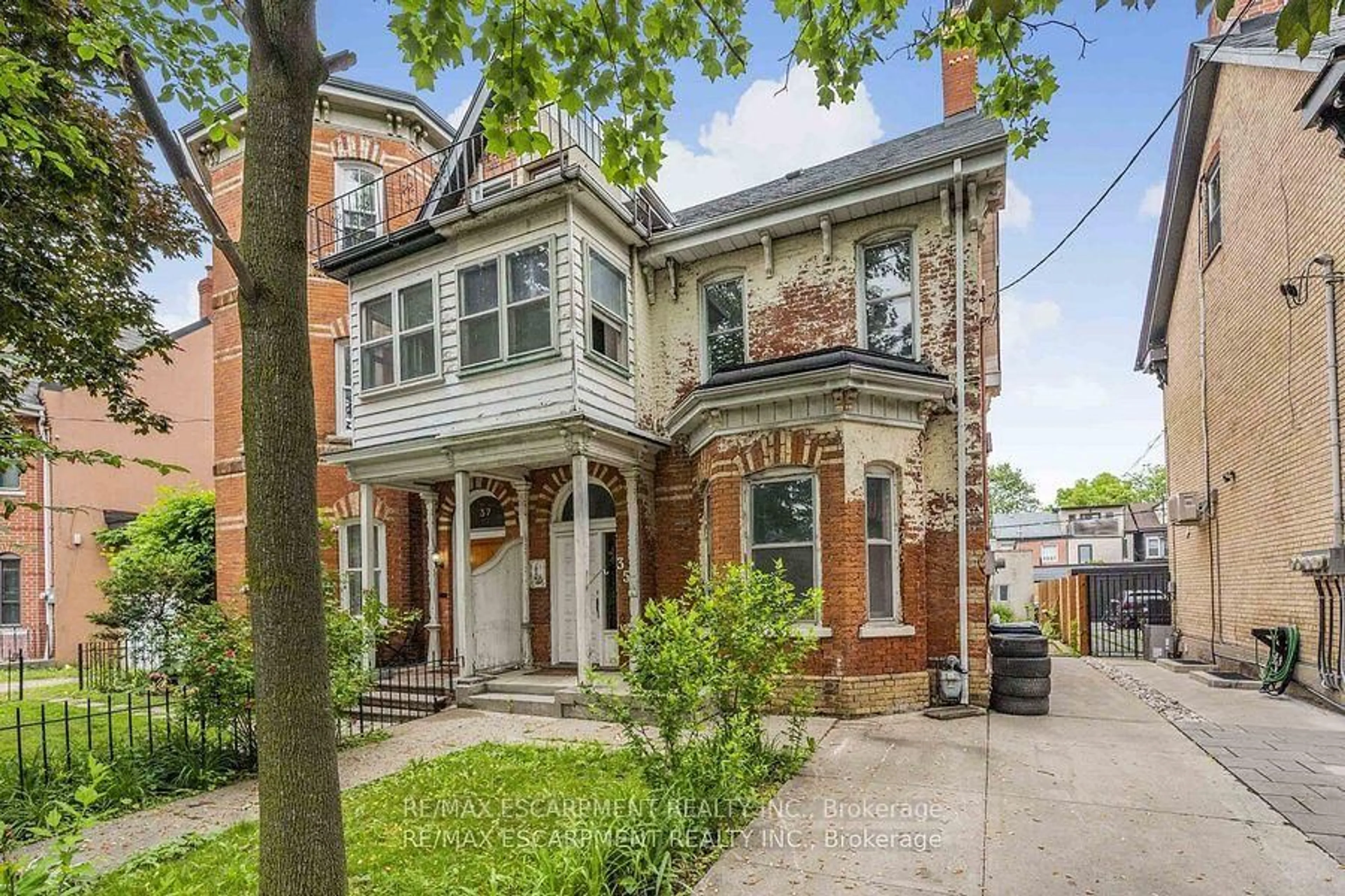 Home with brick exterior material, street for 35 Beaconsfield Ave #4, Toronto Ontario M6J 3J1
