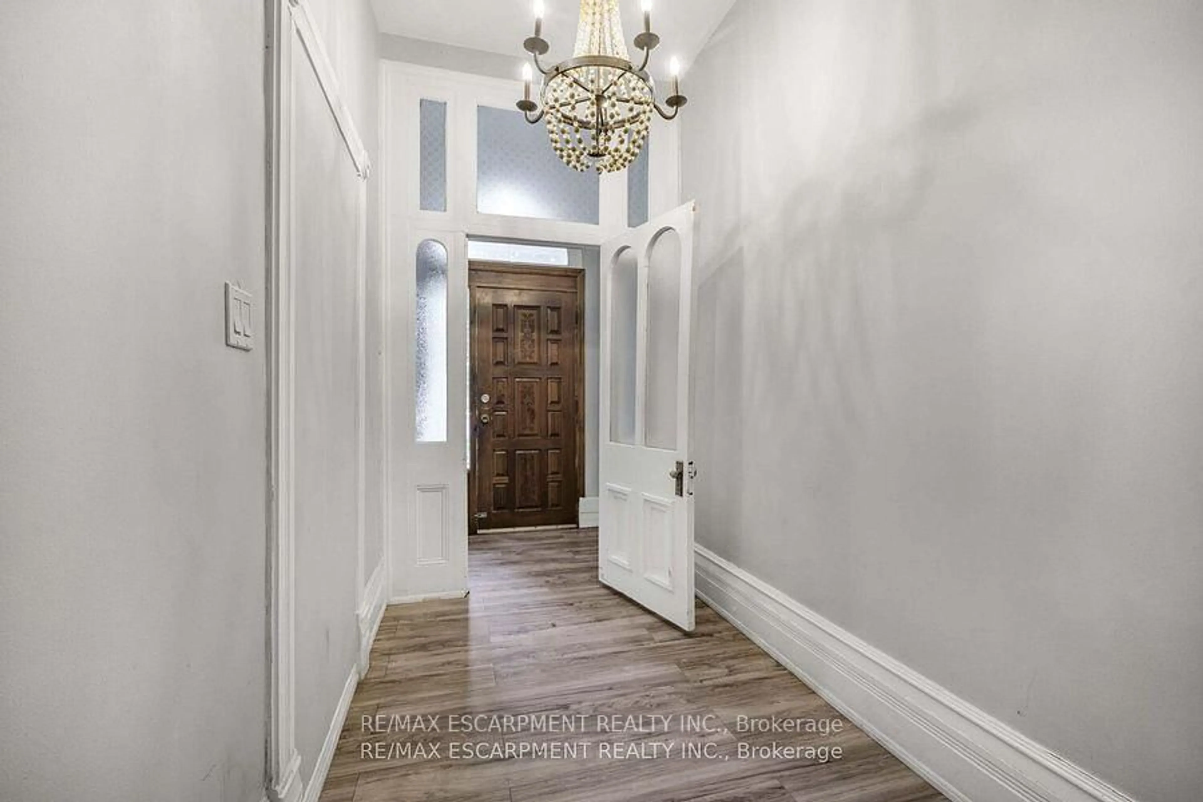 Indoor entryway for 35 Beaconsfield Ave #4, Toronto Ontario M6J 3J1