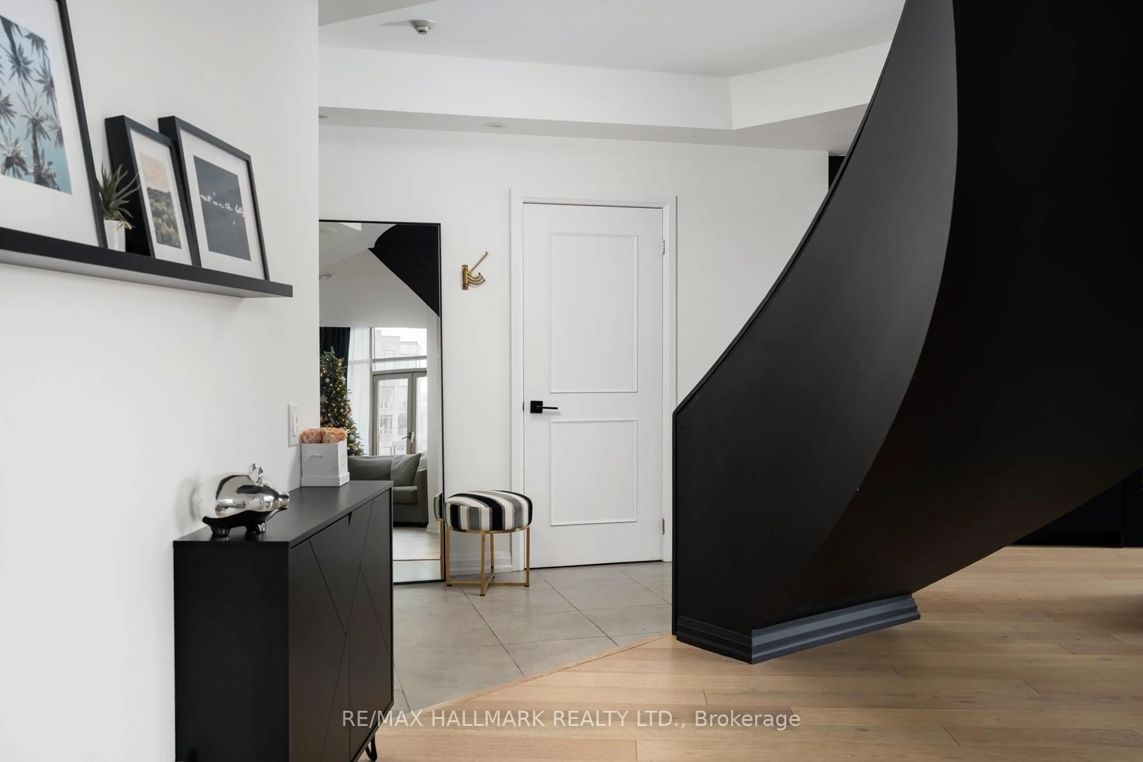 Indoor entryway for 3 Mcalpine St #903, Toronto Ontario M5R 3T5