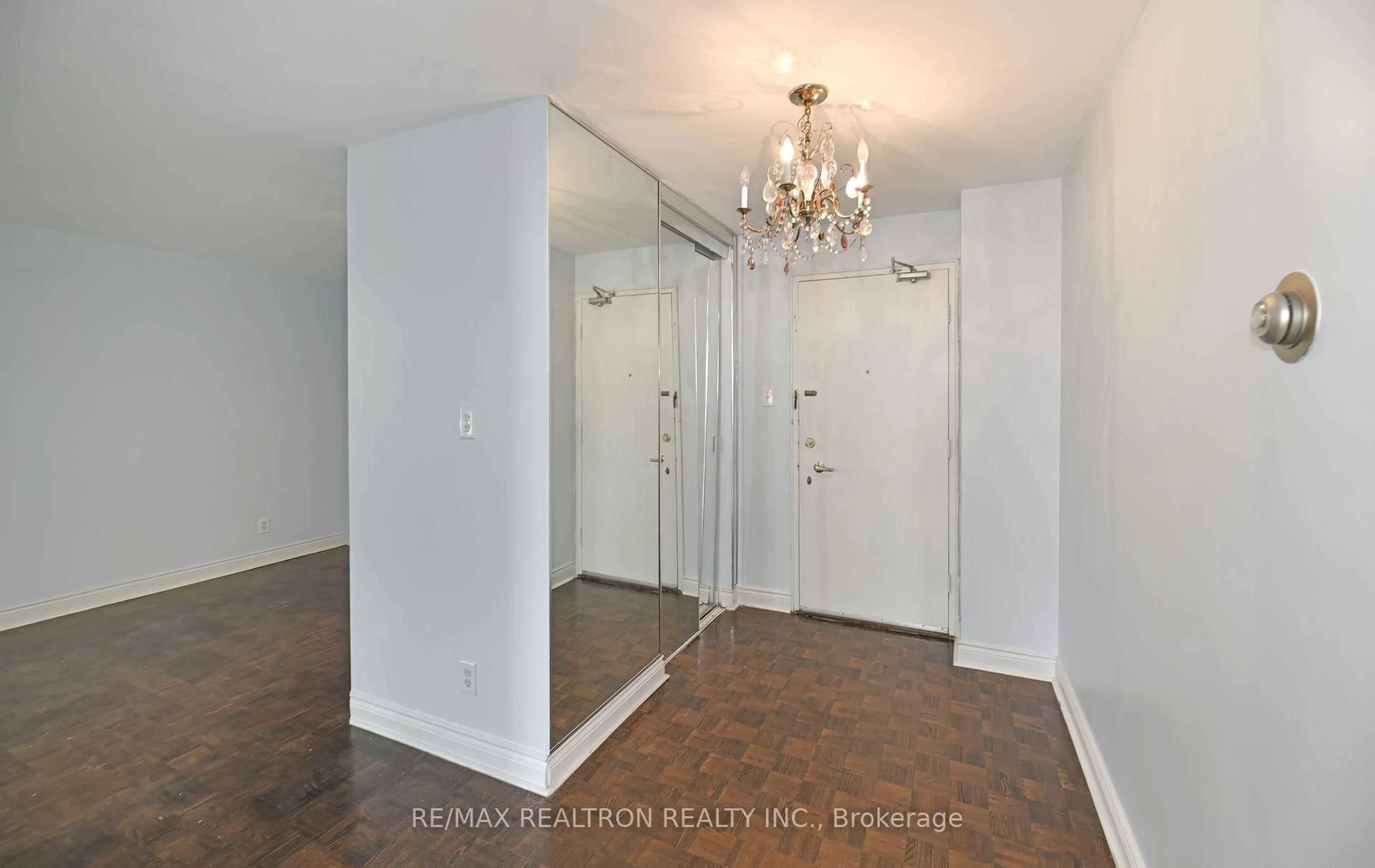Indoor entryway for 581 Avenue Rd Rd #501, Toronto Ontario M4V 2K4