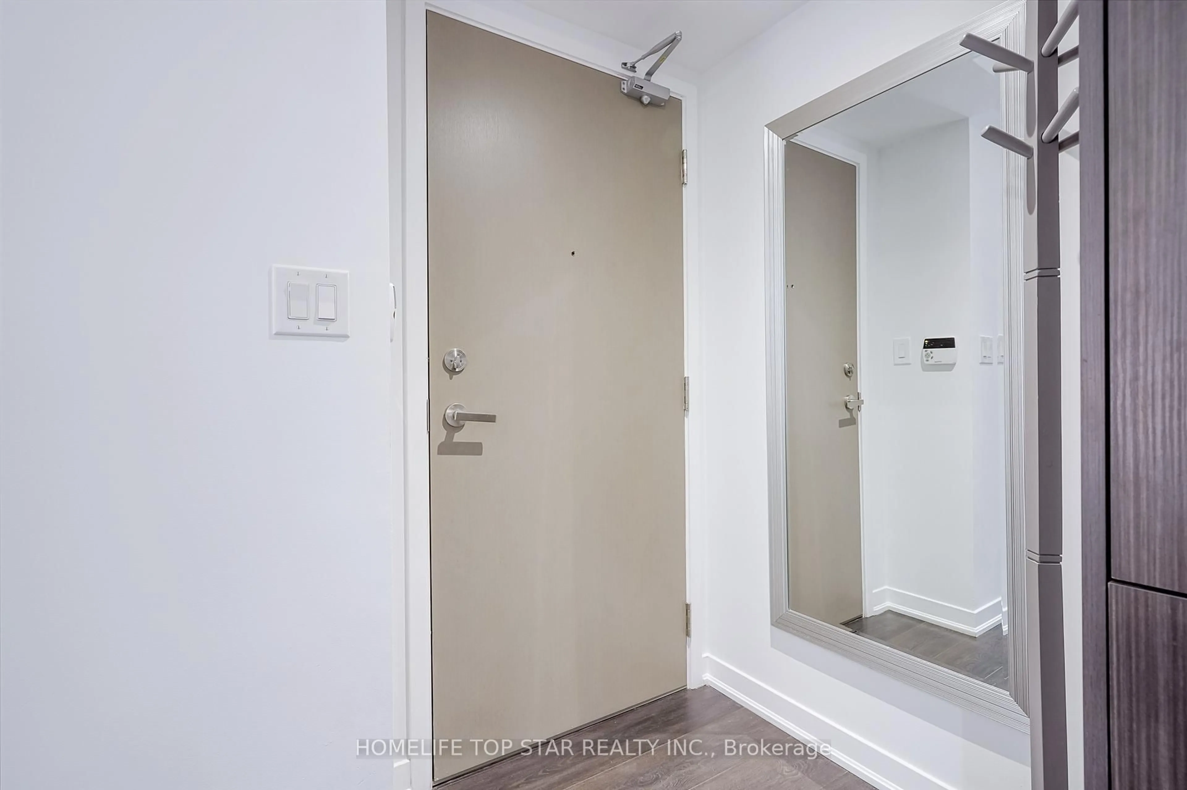 Indoor entryway for 100 Harbour St #1406, Toronto Ontario M5J 0B5