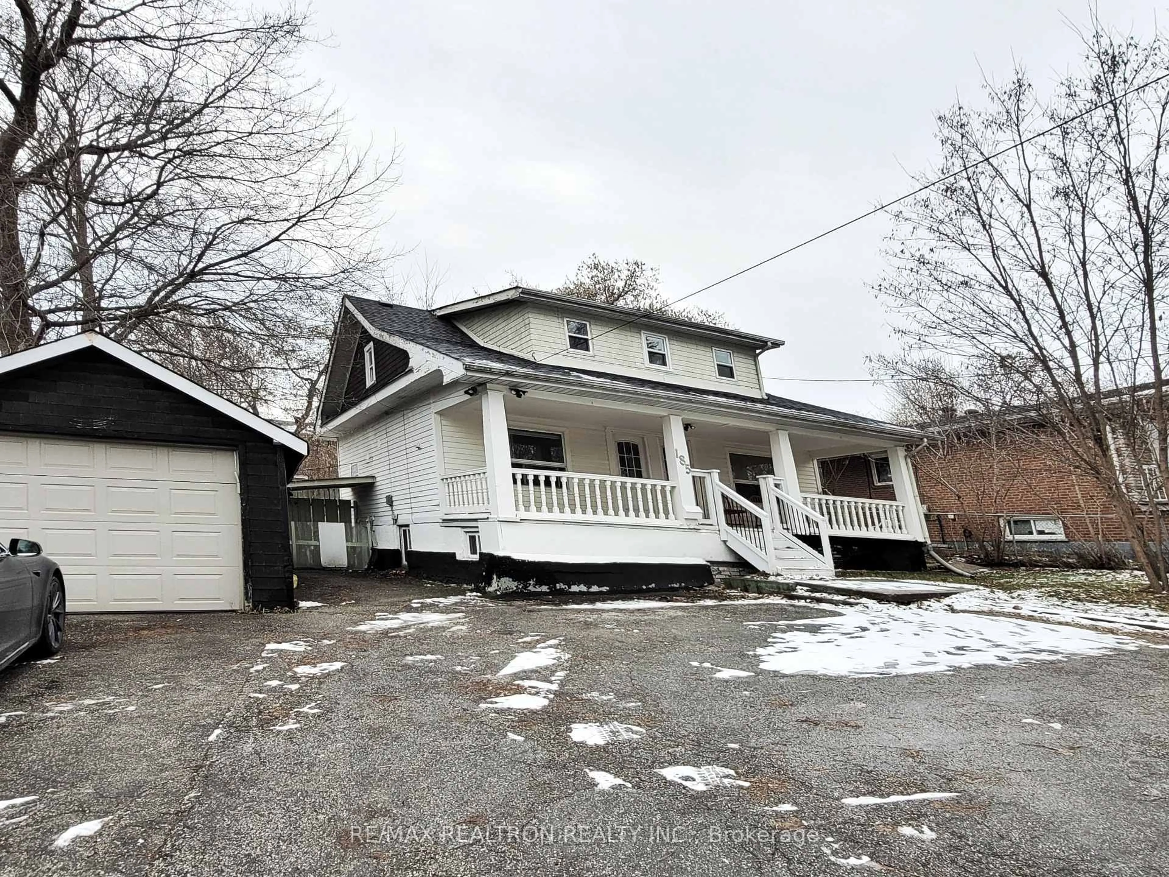 A pic from outside/outdoor area/front of a property/back of a property/a pic from drone, street for 185 Steeles Ave, Toronto Ontario M2M 3Y6