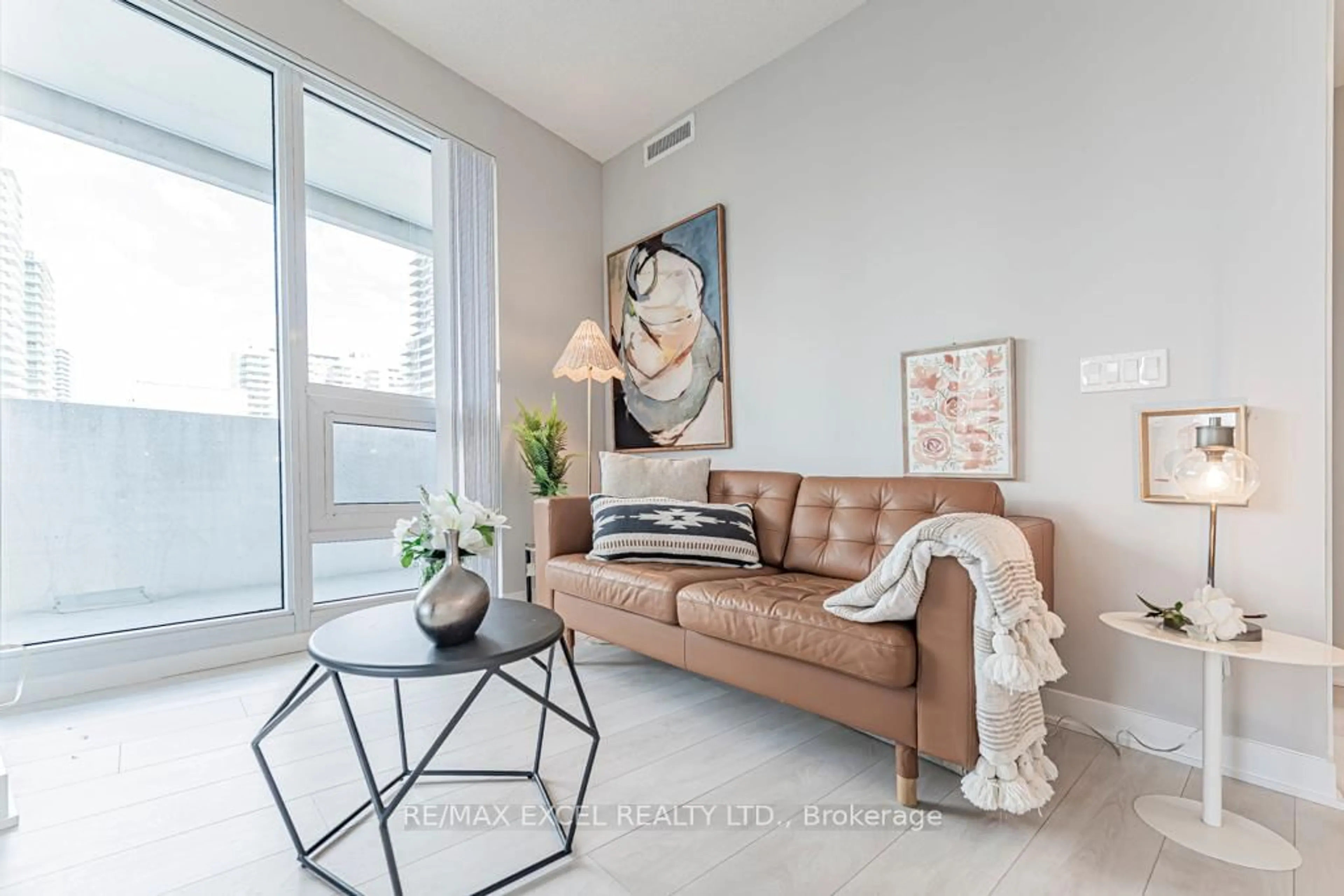 Living room with furniture, unknown for 2221 Yonge St #1302, Toronto Ontario M4S 0B8