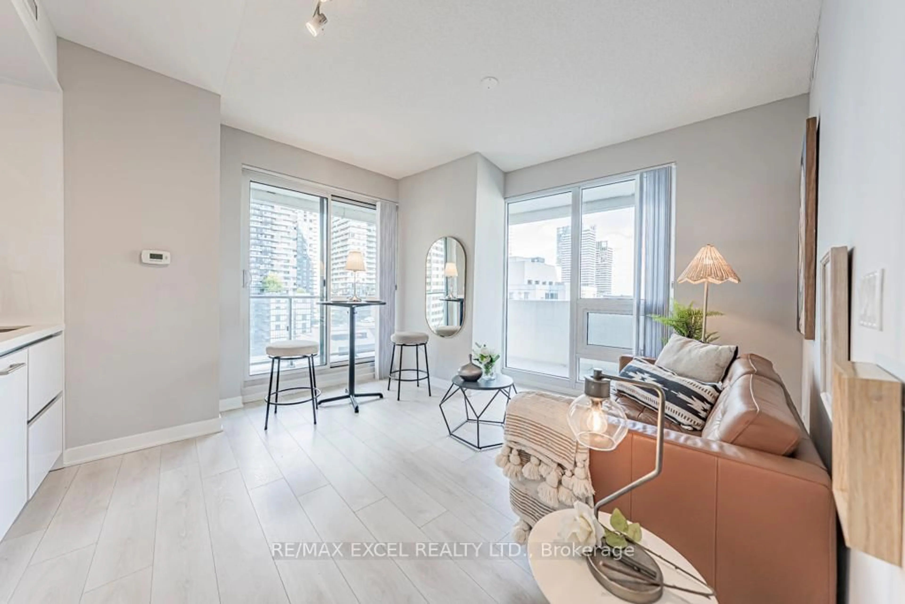 Living room with furniture, unknown for 2221 Yonge St #1302, Toronto Ontario M4S 0B8