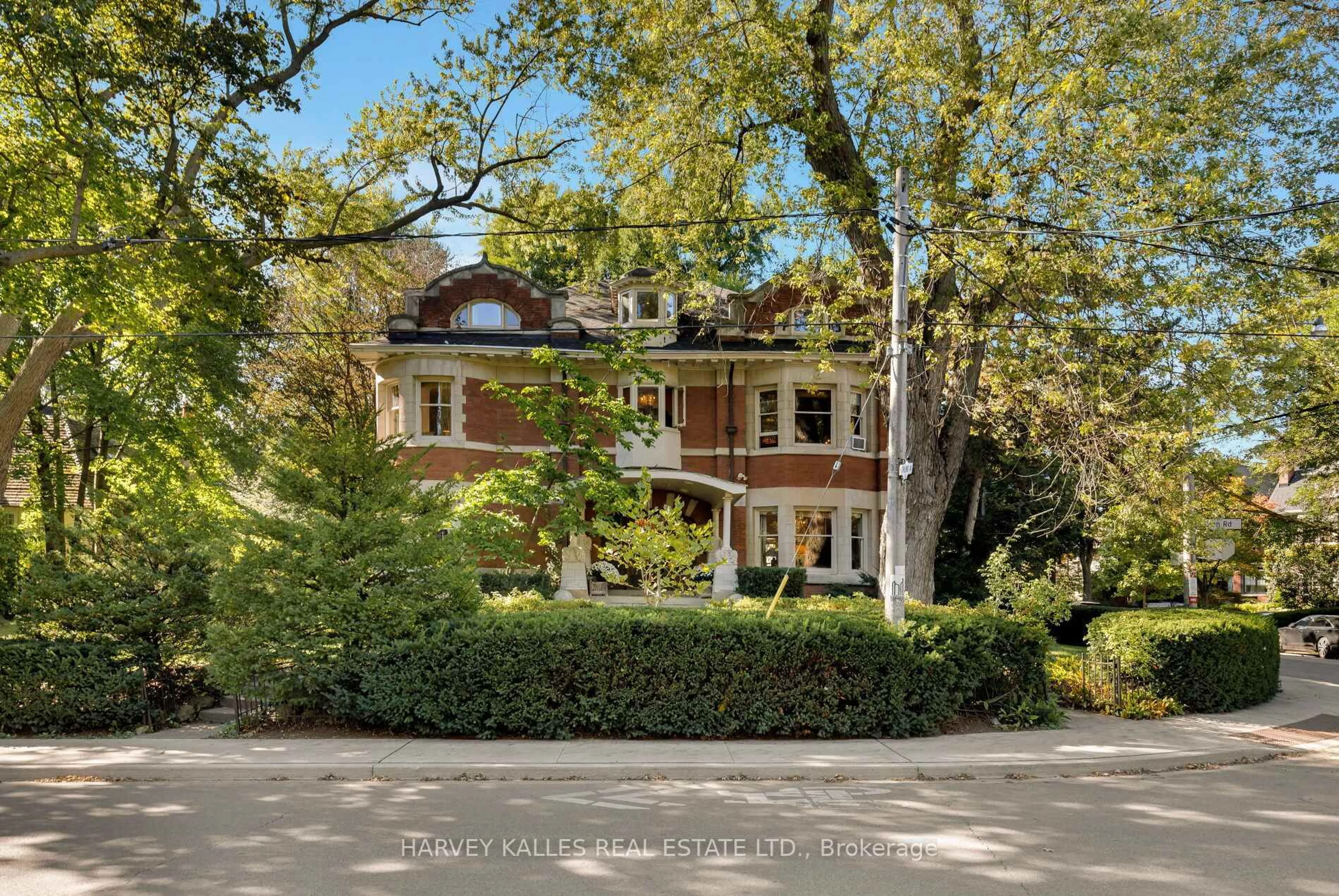 A pic from outside/outdoor area/front of a property/back of a property/a pic from drone, street for 114 Glen Rd, Toronto Ontario M4W 2V9