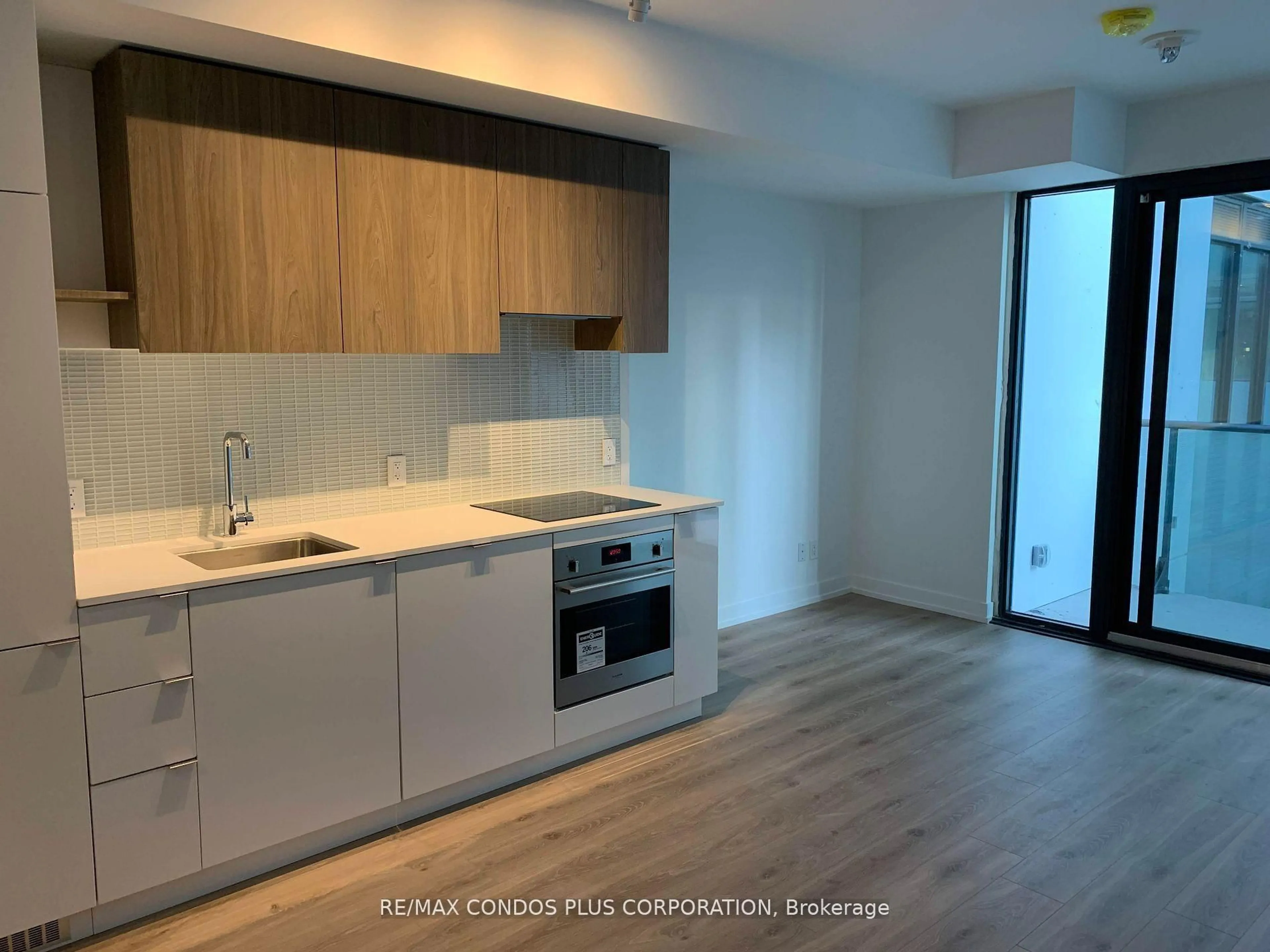 Standard kitchen, wood/laminate floor for 726 Roehampton Ave #726, Toronto Ontario M4P 1P9