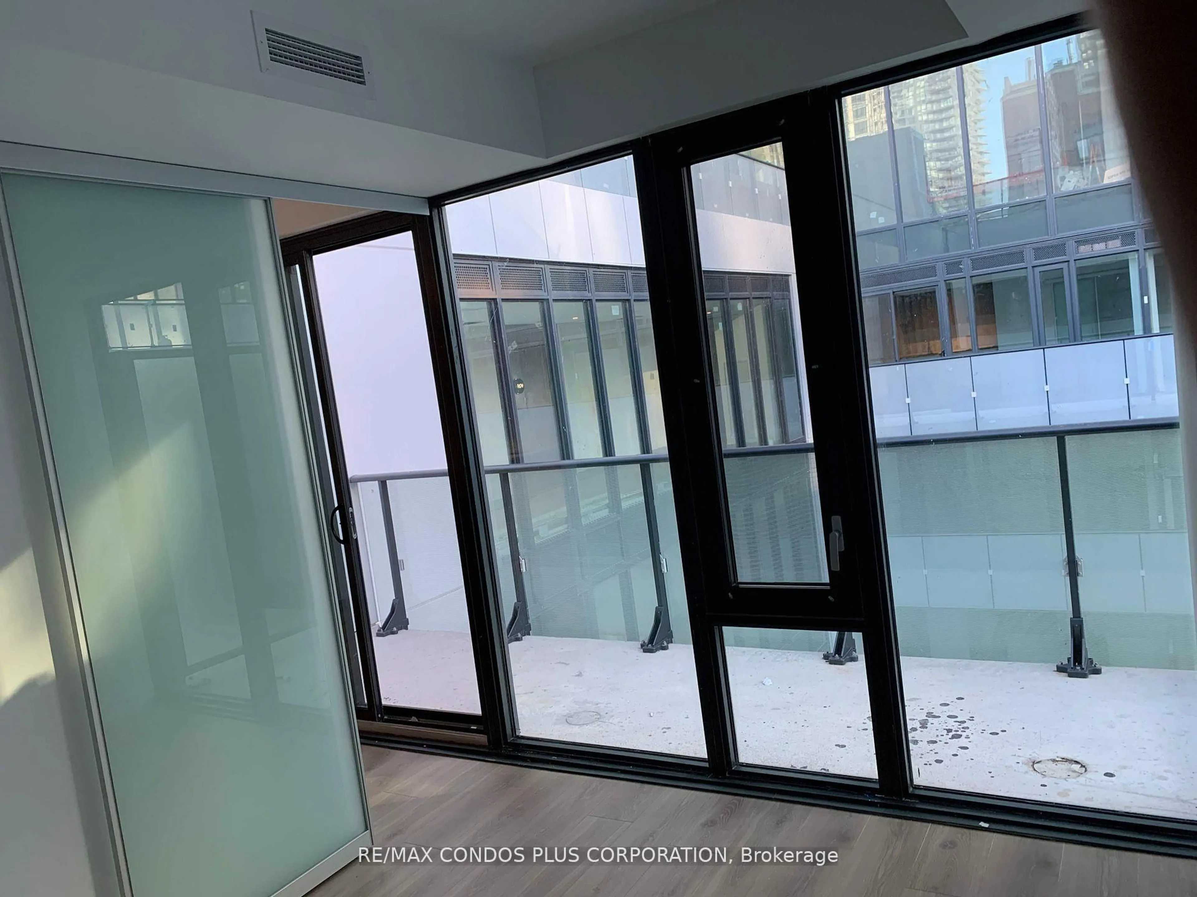Indoor foyer for 726 Roehampton Ave #726, Toronto Ontario M4P 1P9