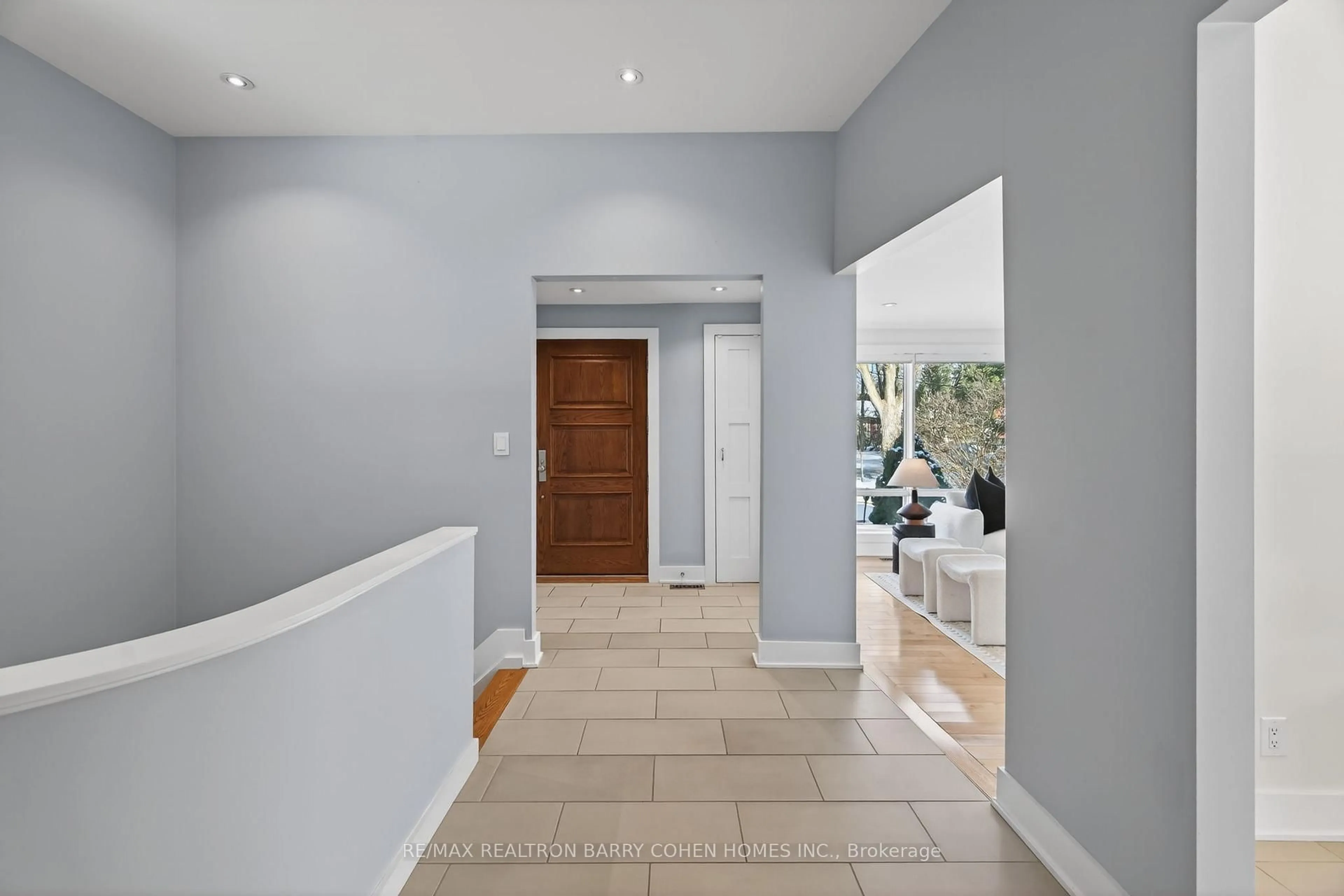 Indoor foyer for 5 Sulgrave Cres, Toronto Ontario M2L 1W5