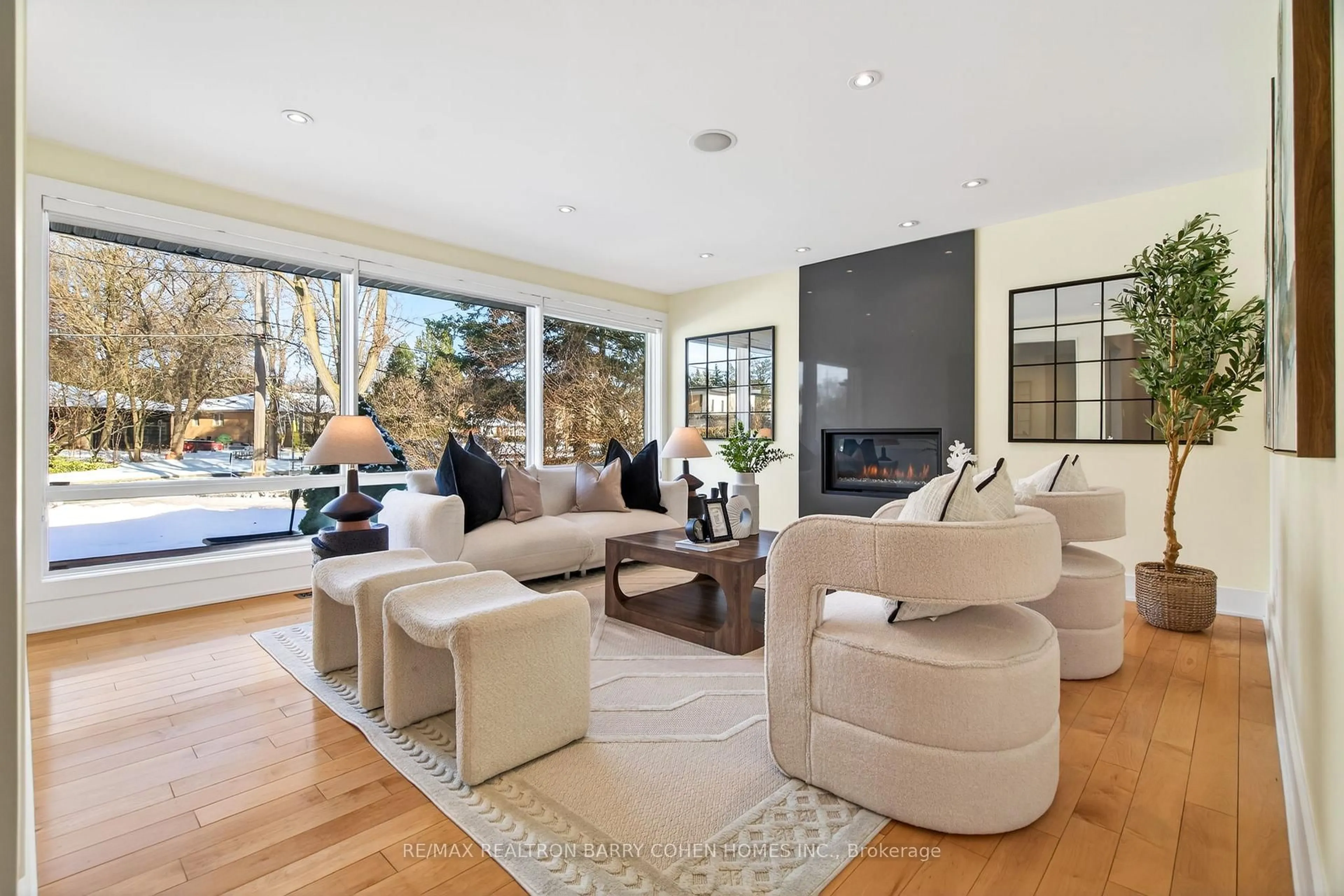 Living room with furniture, unknown for 5 Sulgrave Cres, Toronto Ontario M2L 1W5