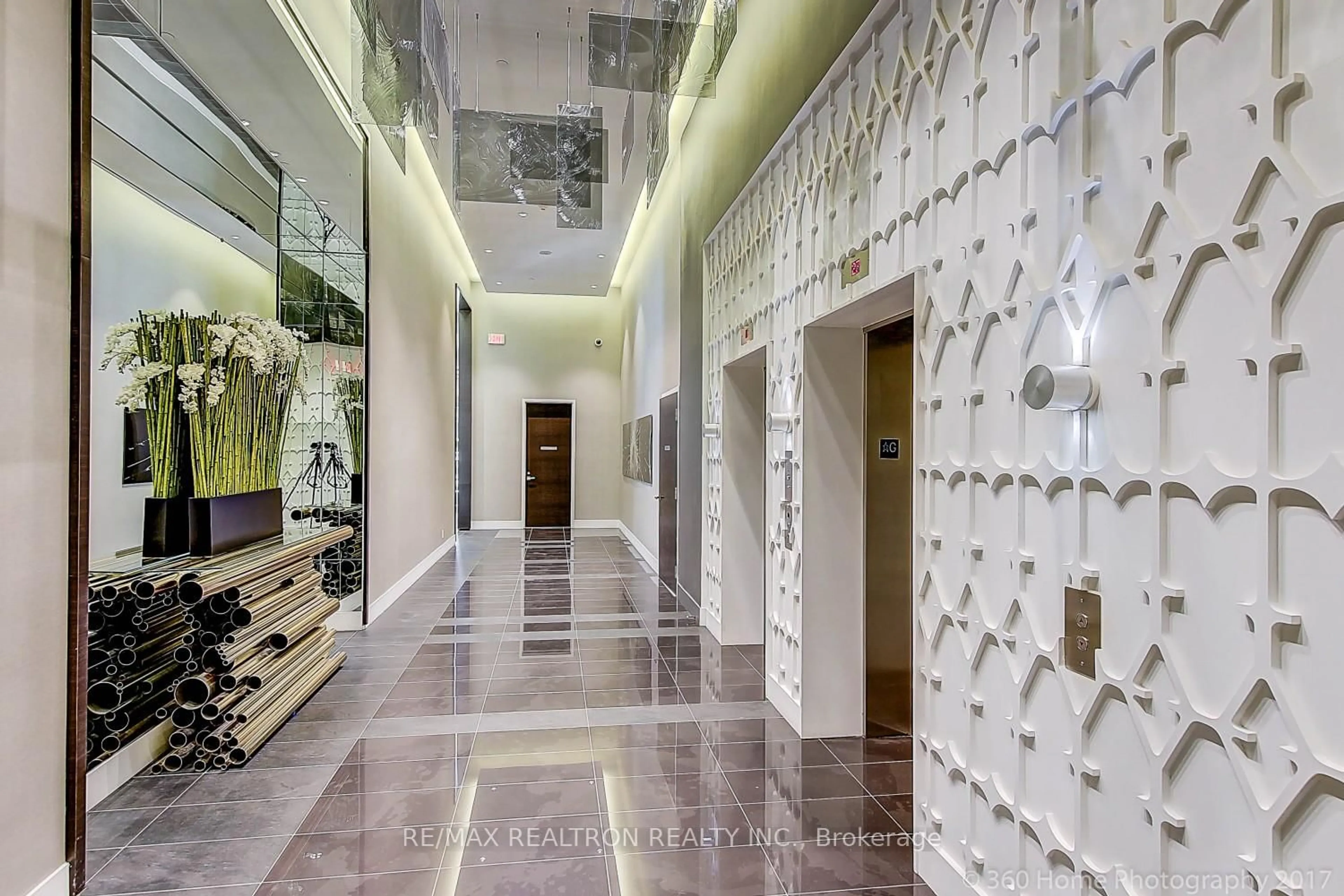 Indoor foyer for 32 Davenport Rd #105, Toronto Ontario M5R 1H3