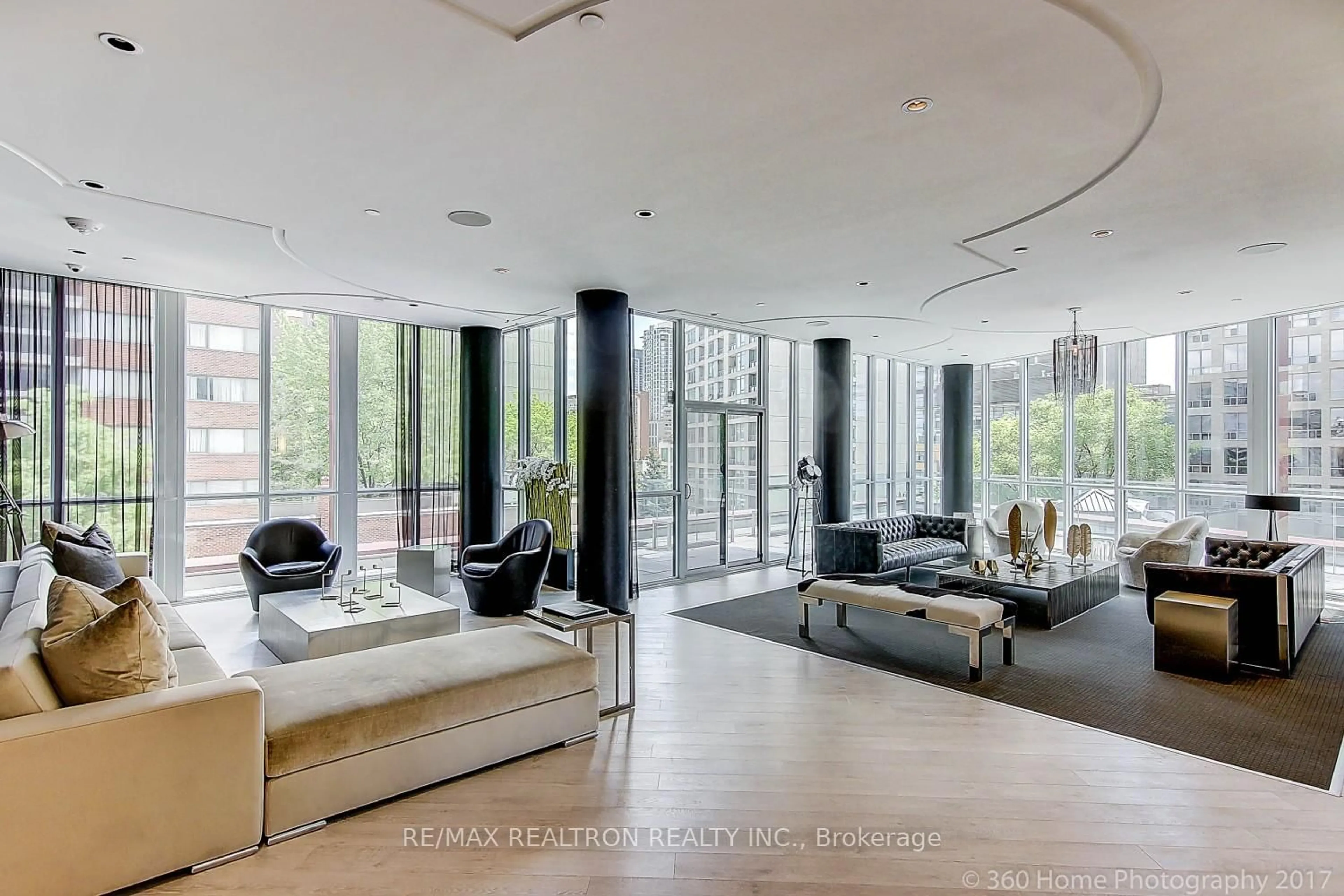 Indoor foyer for 32 Davenport Rd #105, Toronto Ontario M5R 1H3