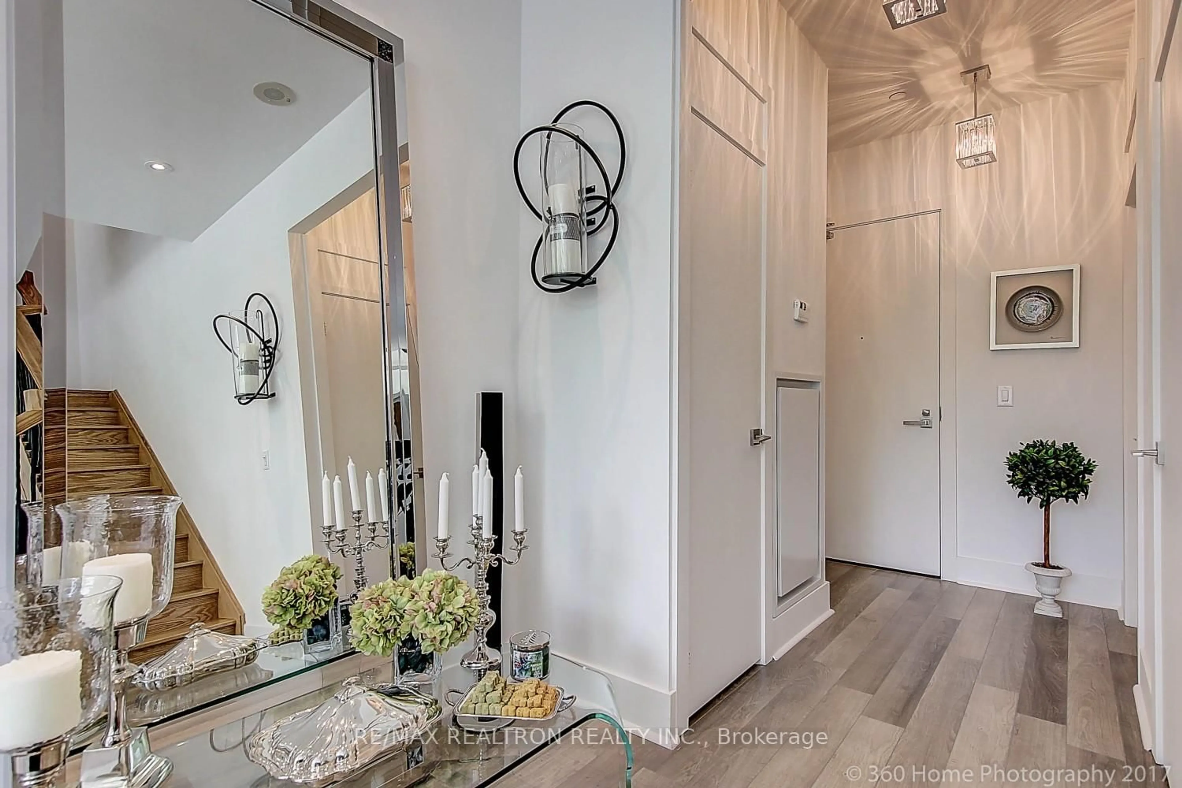 Indoor entryway for 32 Davenport Rd #105, Toronto Ontario M5R 1H3