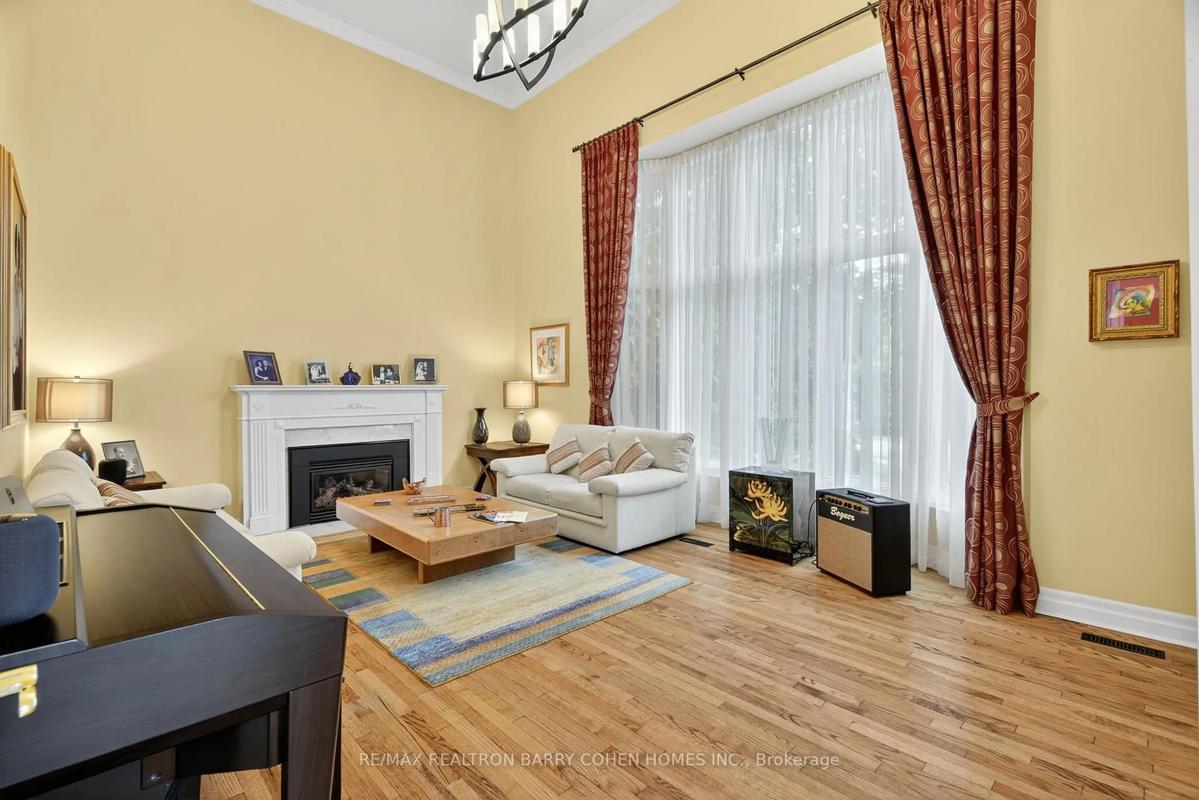 Living room with furniture, wood/laminate floor for 84 Truman Rd, Toronto Ontario M2L 2L6