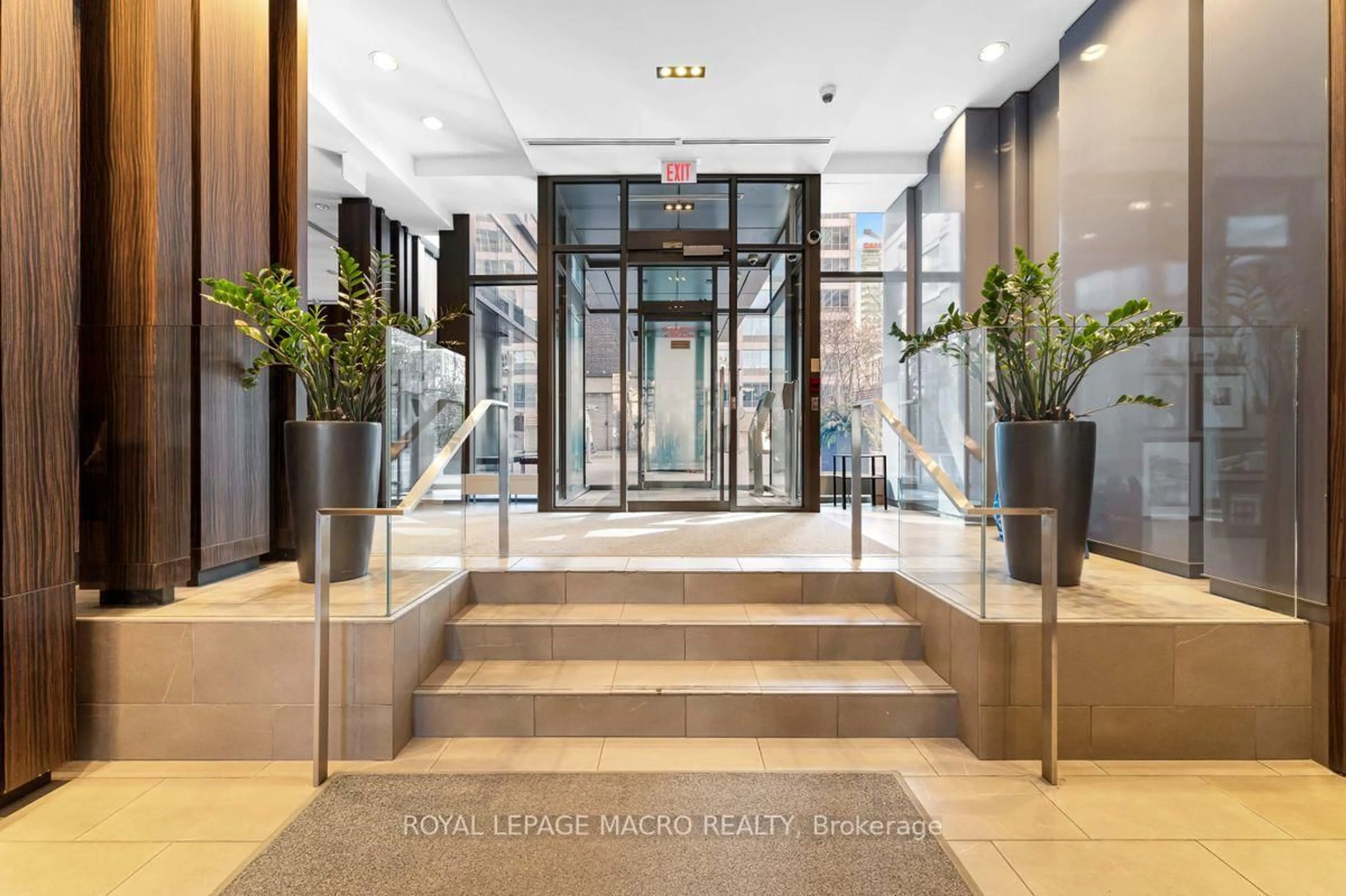 Indoor foyer for 33 Lombard St #4302, Toronto Ontario M5C 3H8