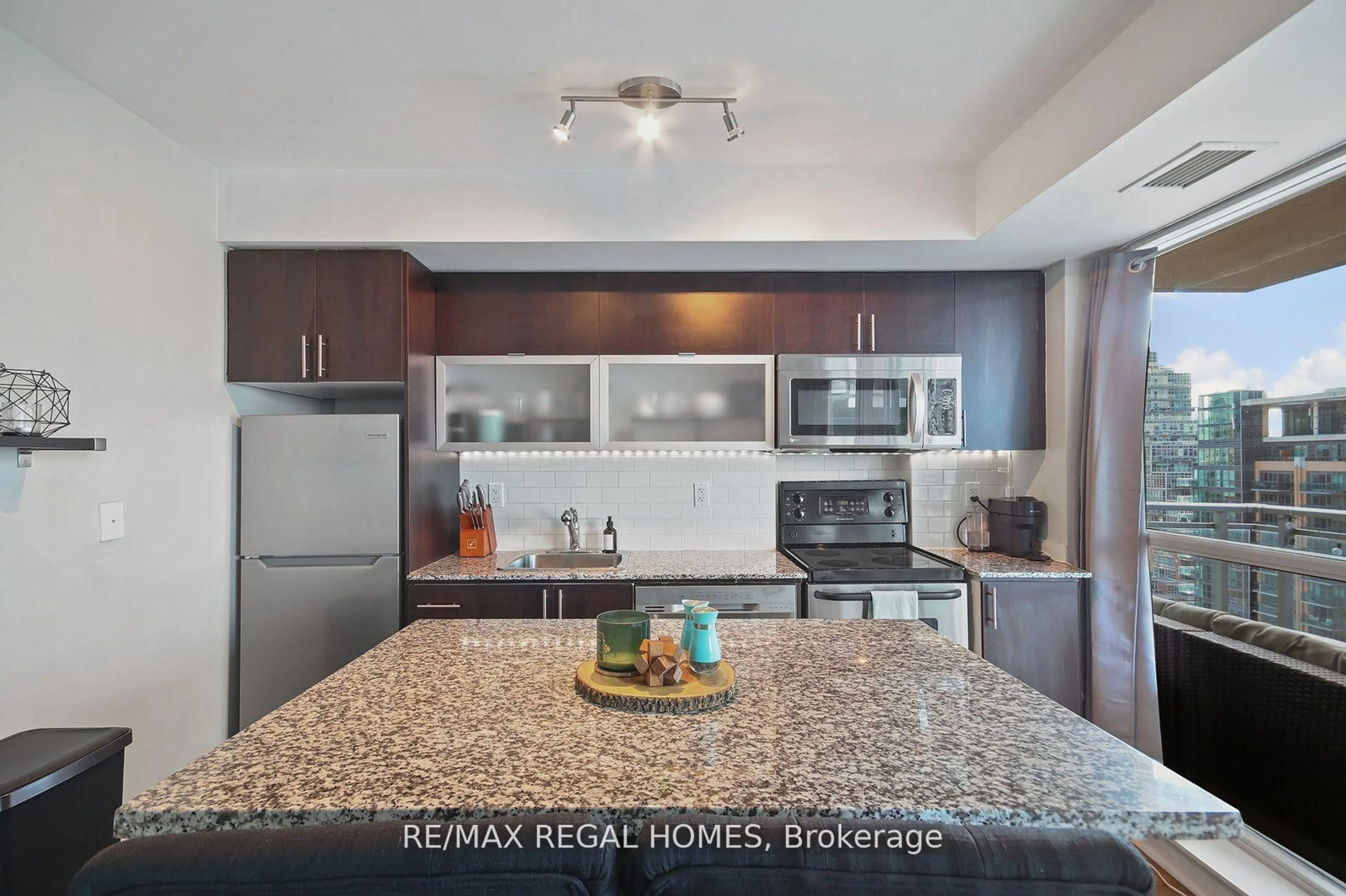 Open concept kitchen, ceramic/tile floor for 80 Western Battery Rd #1512, Toronto Ontario M6K 3S1