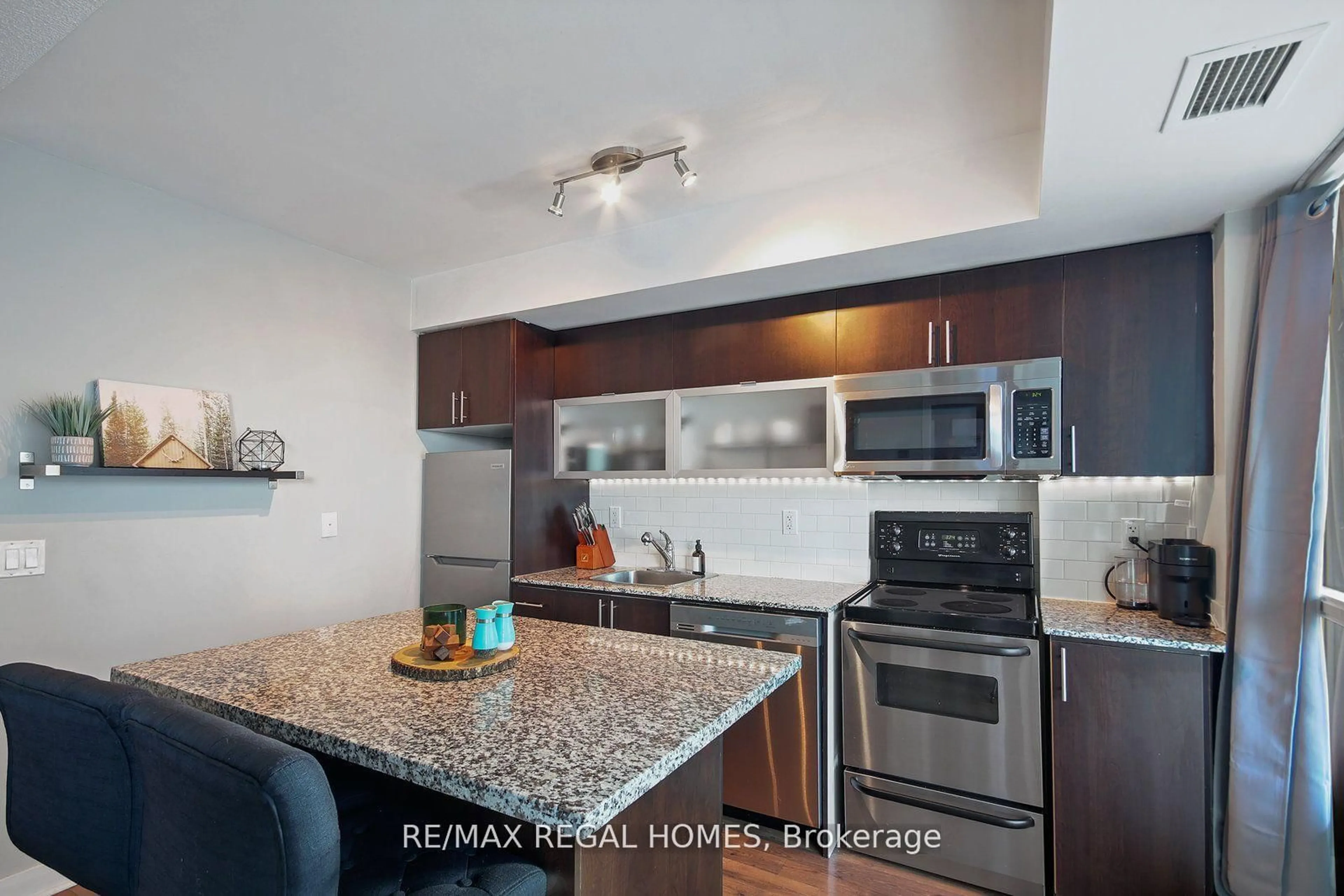 Standard kitchen, unknown for 80 Western Battery Rd #1512, Toronto Ontario M6K 3S1